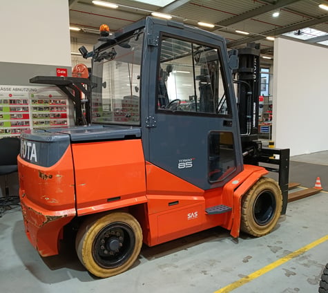 Elektro 4 Rad-Stapler Toyota 8FBMHT85 (BJ: 2014)