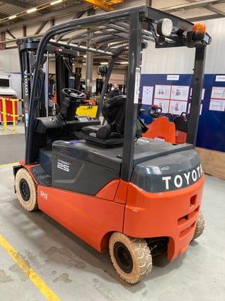 Elektro 4 Rad-Stapler Toyota 8FBMT25 (BJ: 2017)