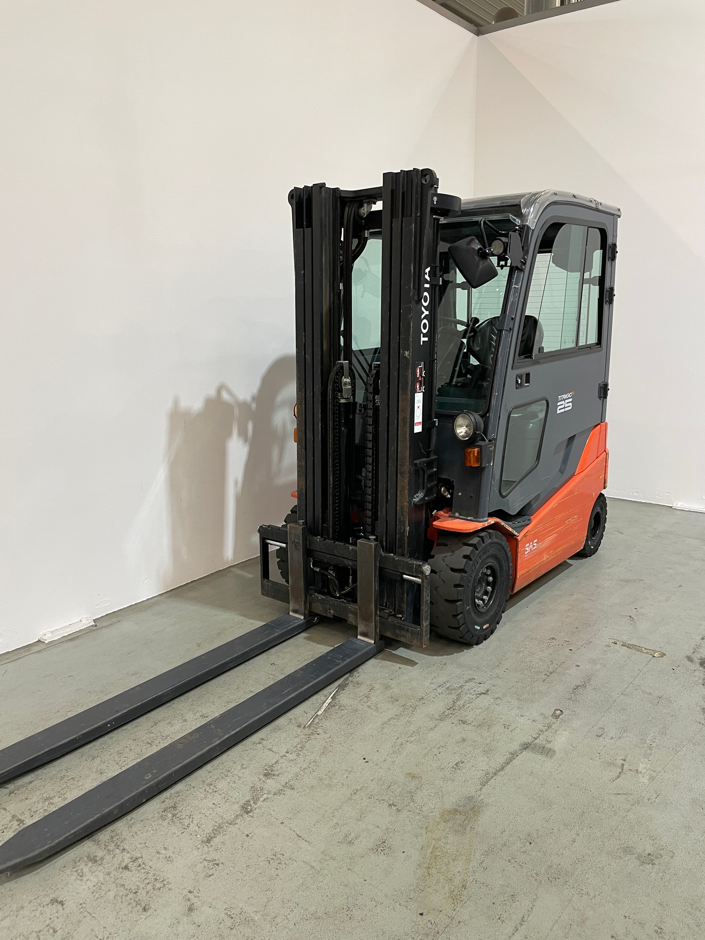Elektro 4 Rad-Stapler Toyota 8FBMKT25 (BJ: 2018)