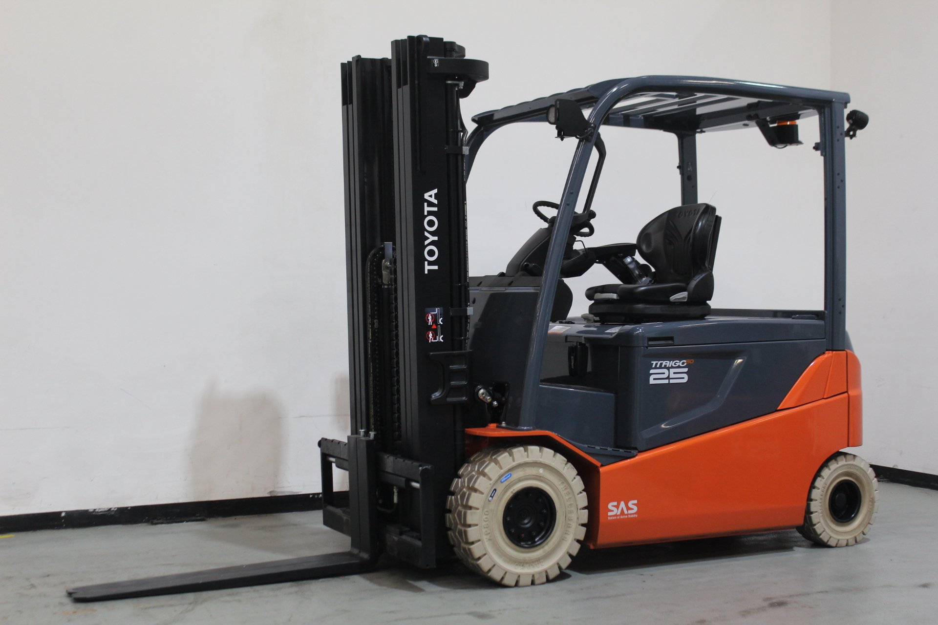 Elektro 4 Rad-Stapler Toyota 8FBMT25 (BJ: 2019)