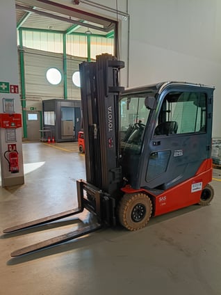 Elektro 4 Rad-Stapler Toyota 8FBMT25 (BJ: 2019)