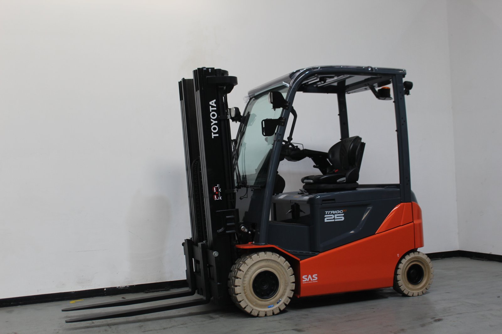 Elektro 4 Rad-Stapler Toyota 8FBMKT25 (BJ: 2020)