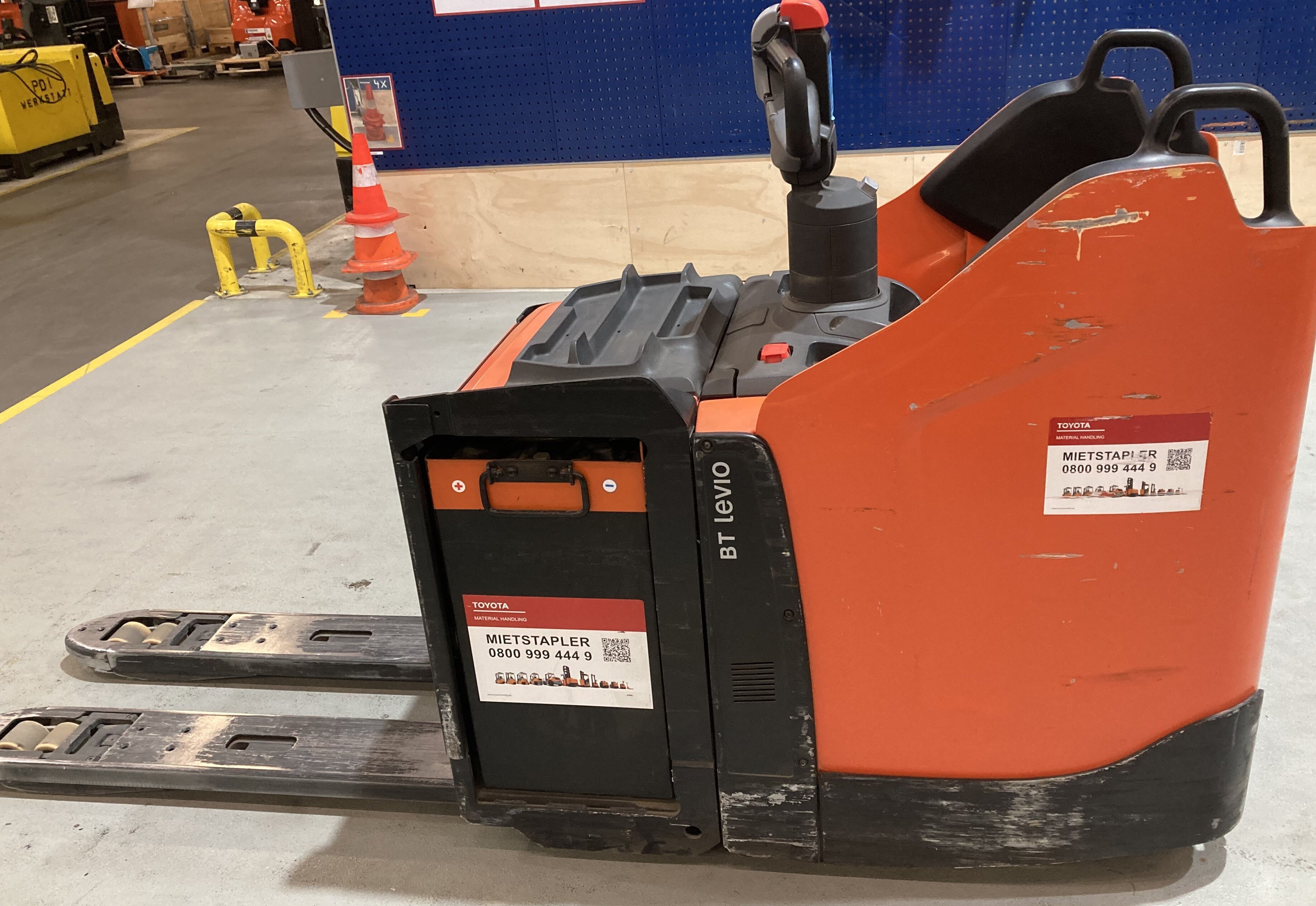 Elektrischer Niederhubwagen Toyota LPE250 (BJ: 2020)