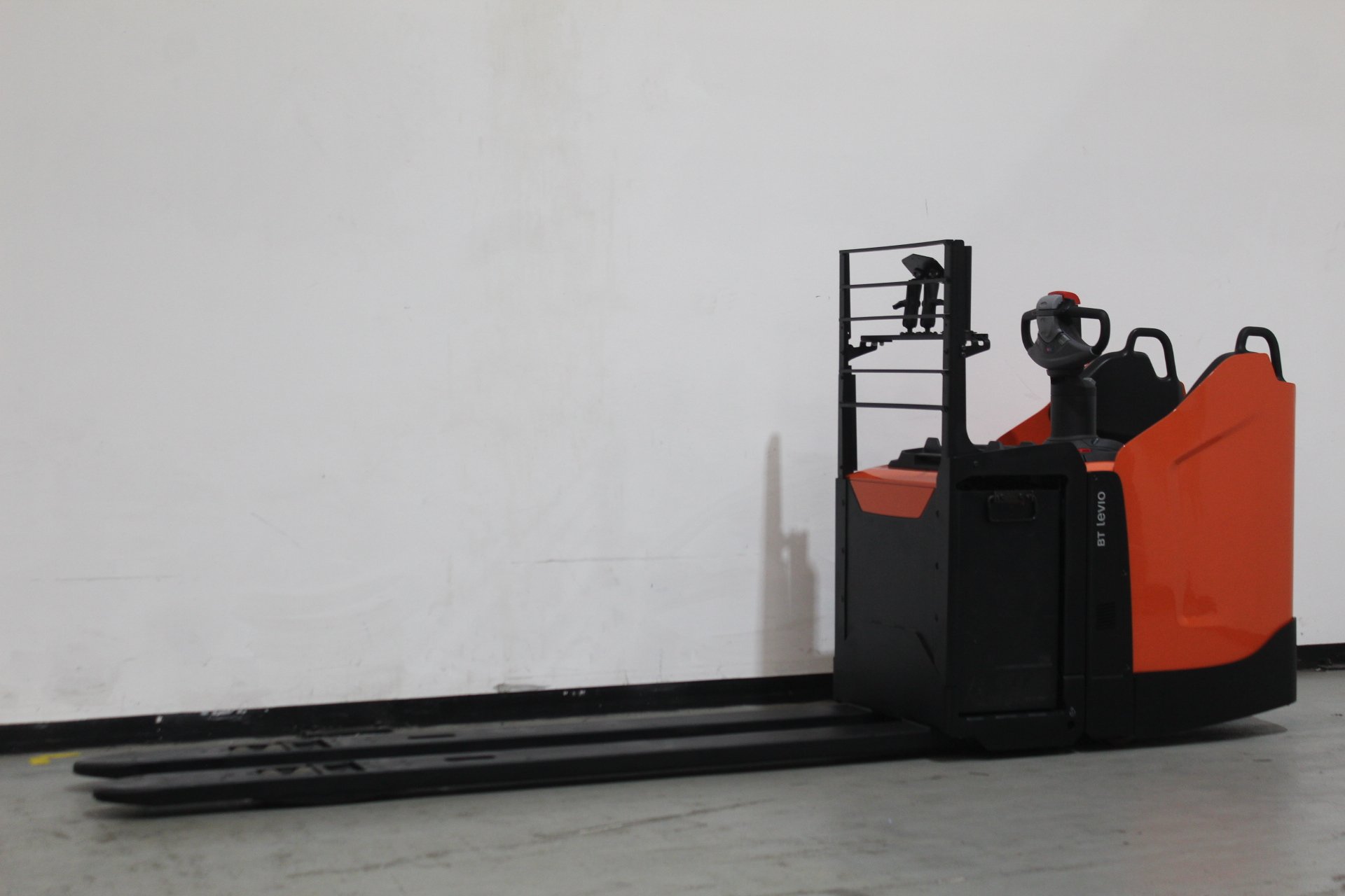 Elektrischer Niederhubwagen Toyota LPE250 (BJ: 2020)