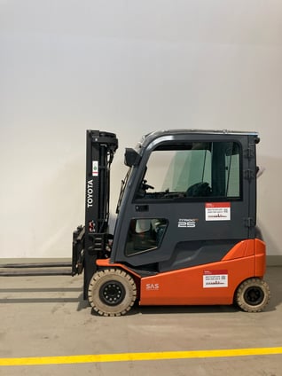 Elektro 4 Rad-Stapler Toyota 8FBMT25 (BJ: 2020)