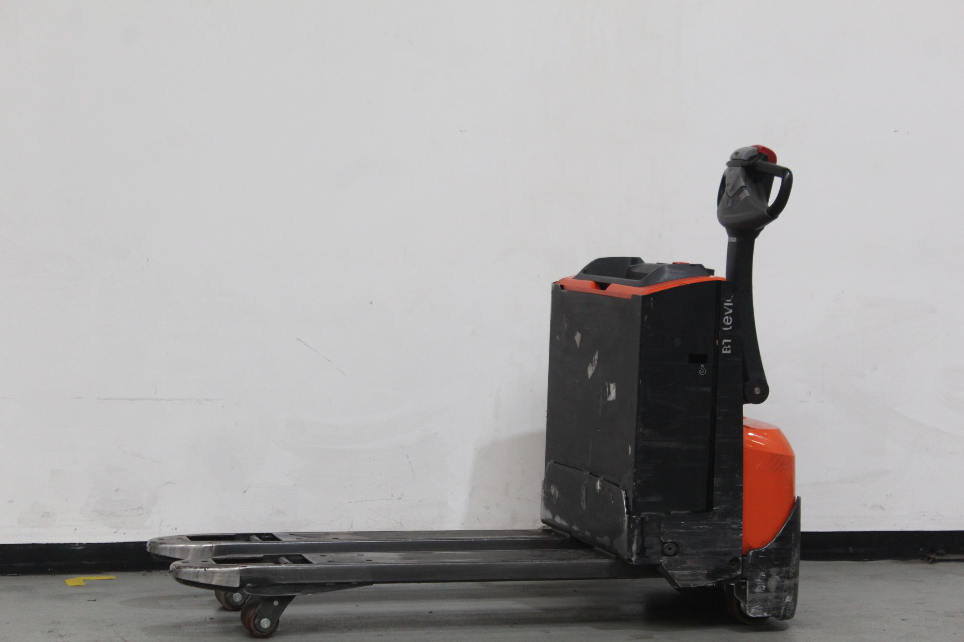 Elektrischer Niederhubwagen Toyota LWE180 (BJ: 2020)