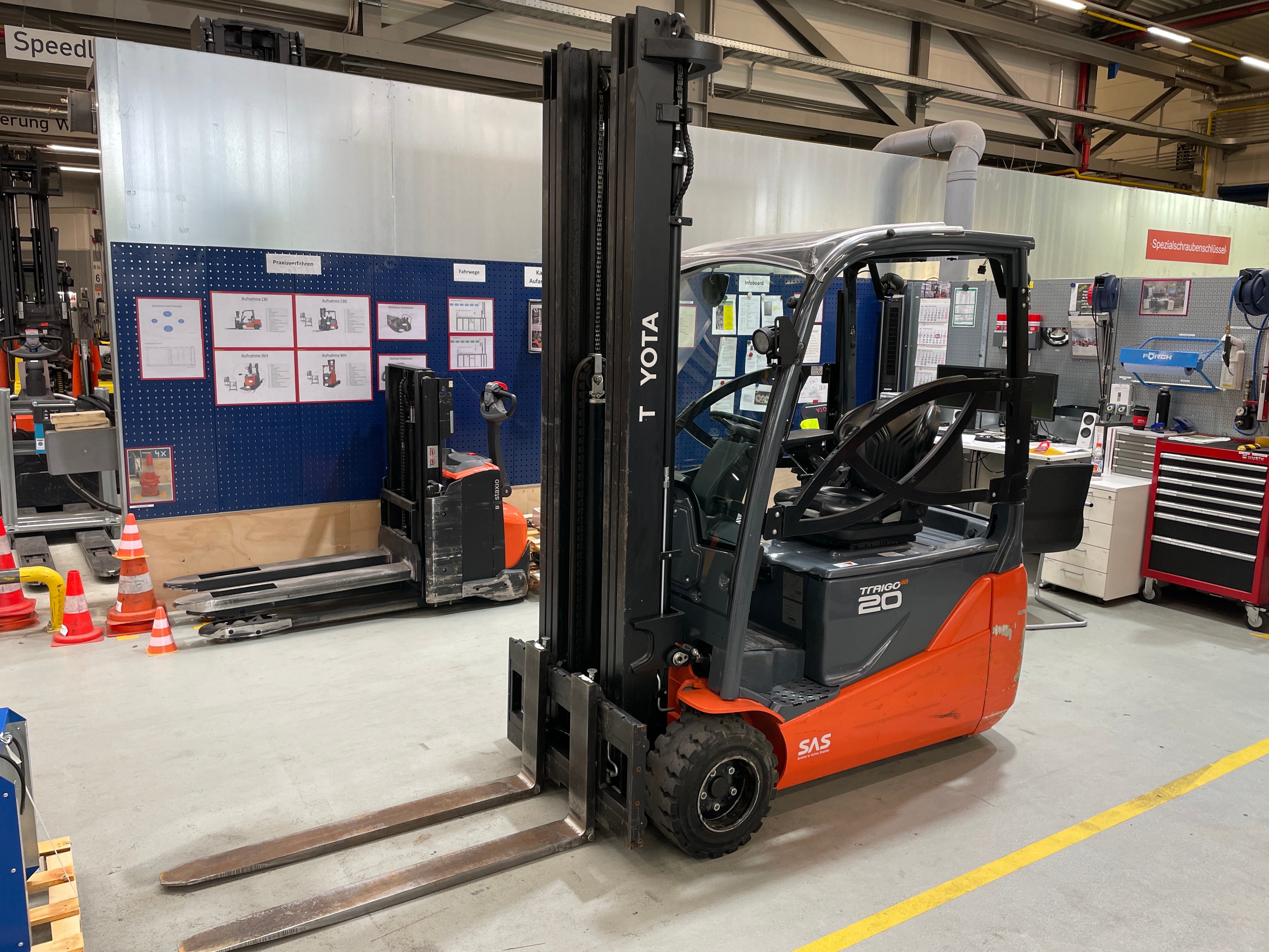 Elektro 3 Rad-Stapler Toyota 8FBE20T (BJ: 2020)