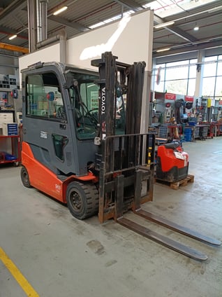 Elektro 4 Rad-Stapler Toyota 8FBMT35 (BJ: 2021)