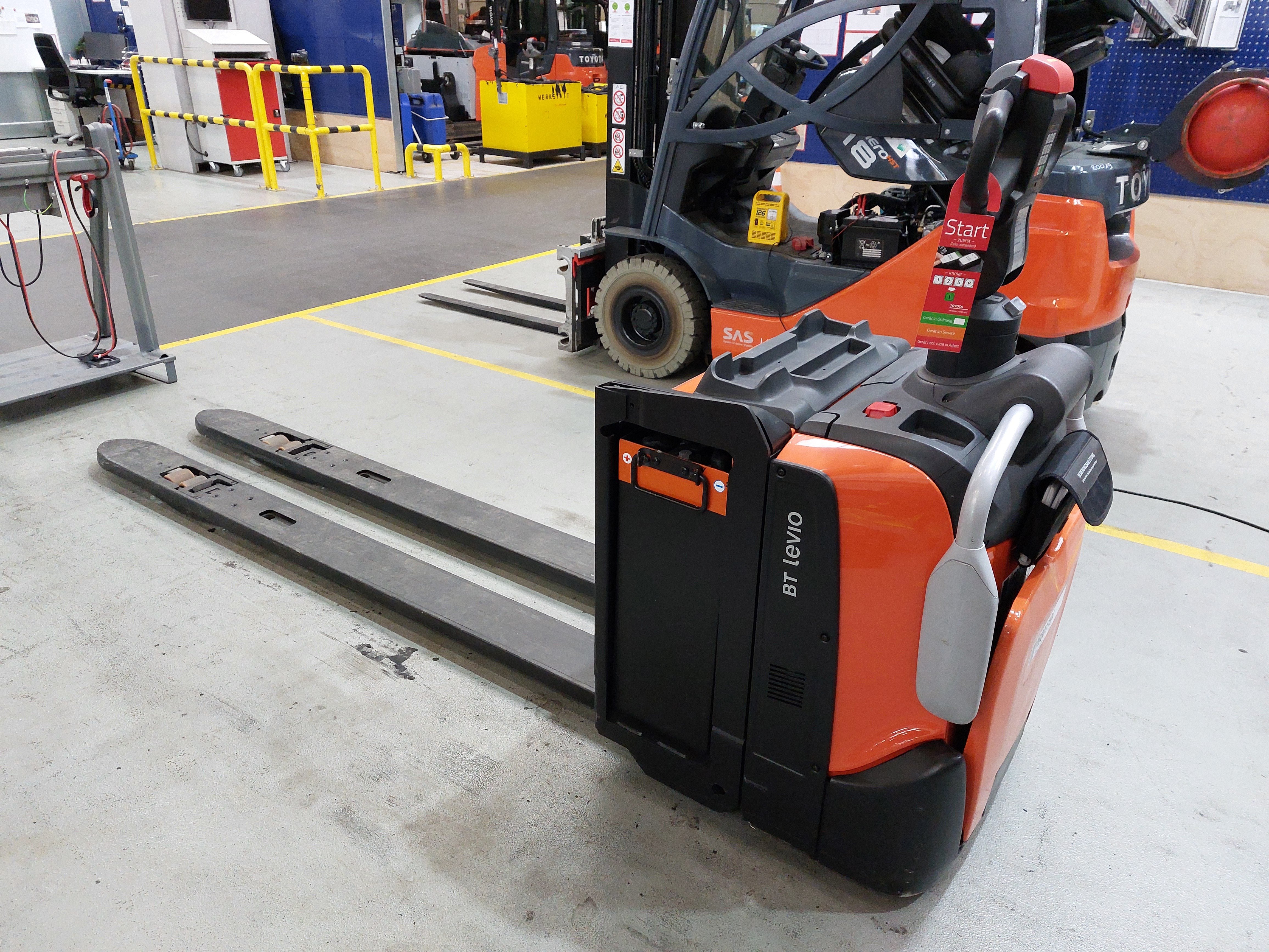 Elektrischer Niederhubwagen Toyota LPE220 (BJ: 2021)