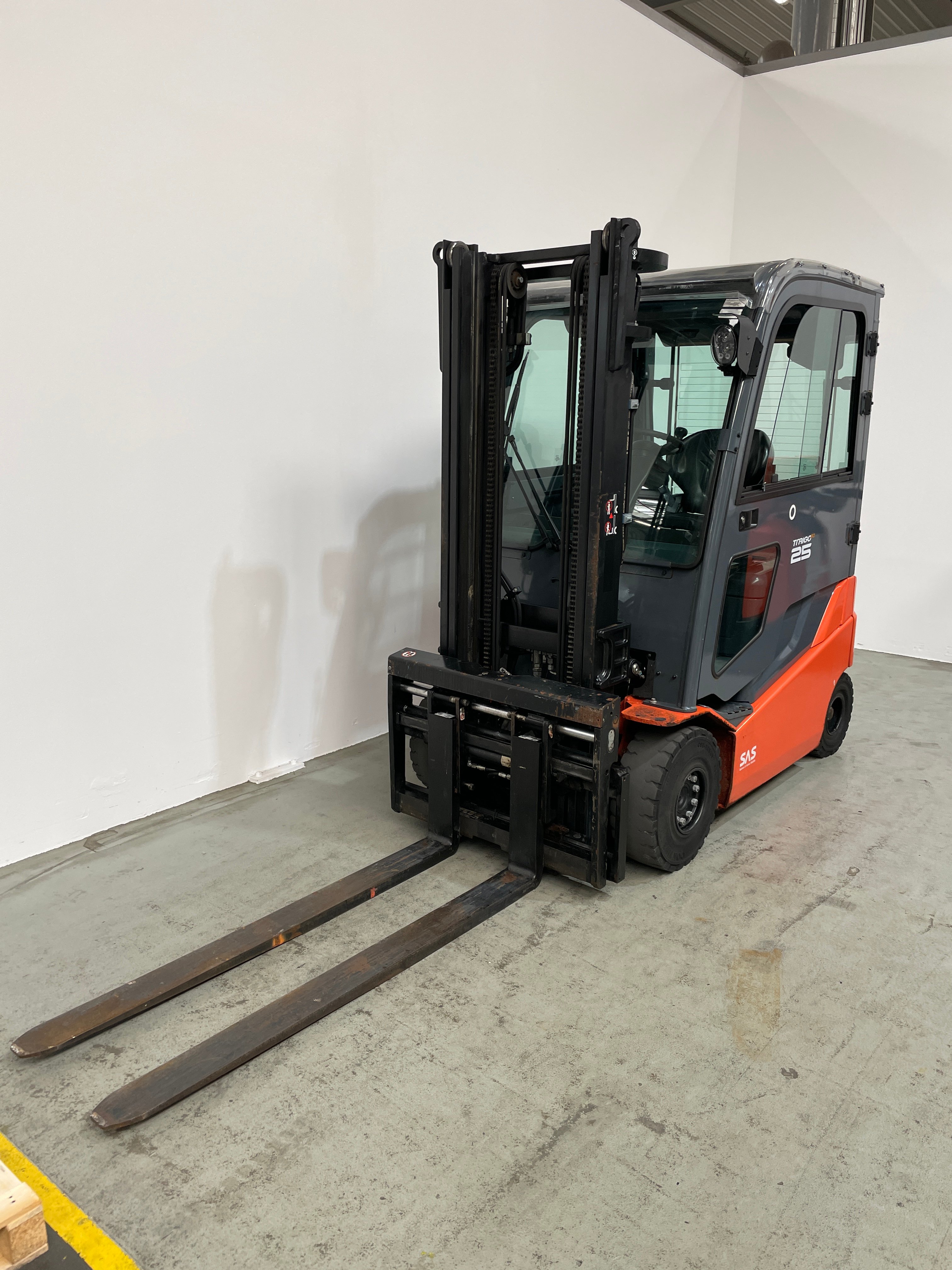 Elektro 4 Rad-Stapler Toyota 8FBMKT25 (BJ: 2021)
