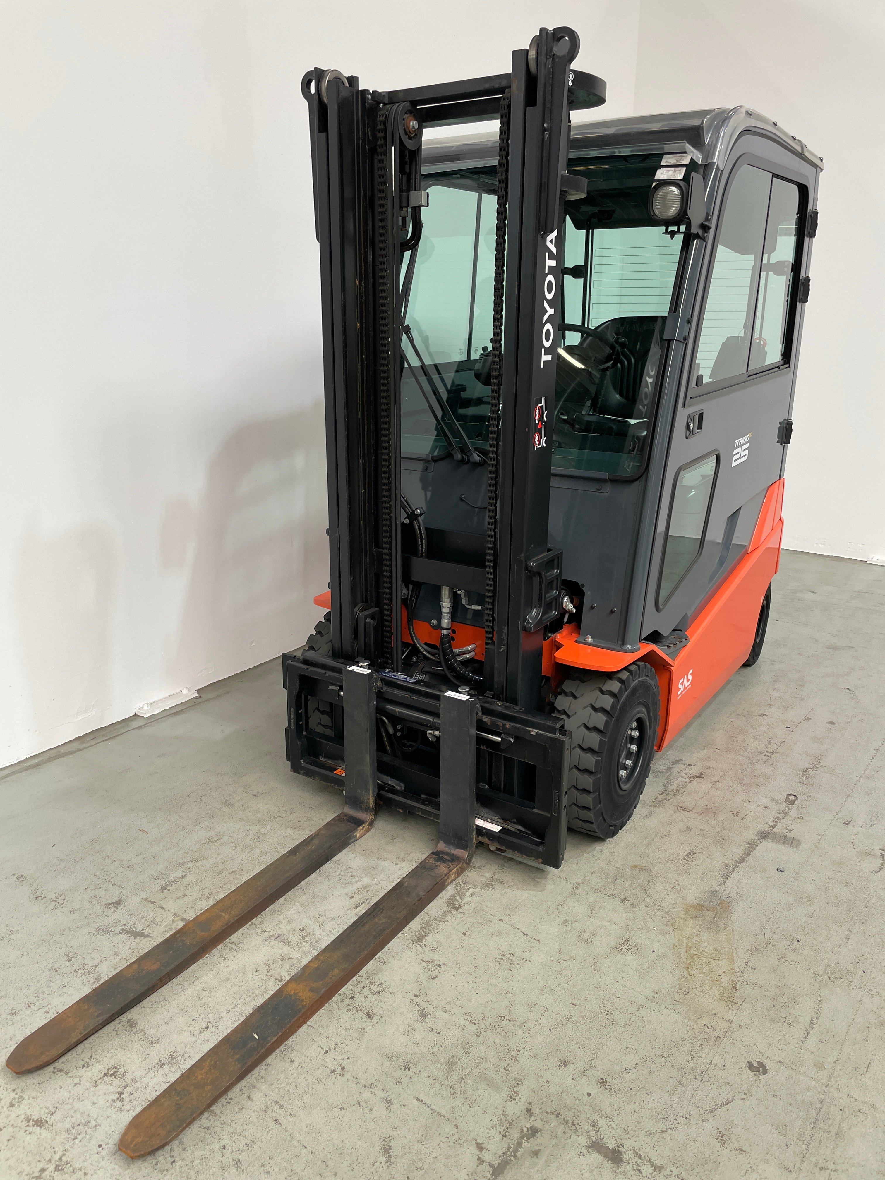 Elektro 4 Rad-Stapler Toyota 8FBMT25 (BJ: 2021)