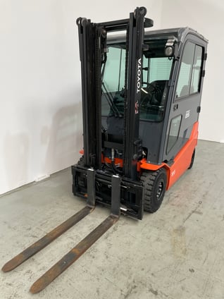 Elektro 4 Rad-Stapler Toyota 8FBMT25 (BJ: 2021)