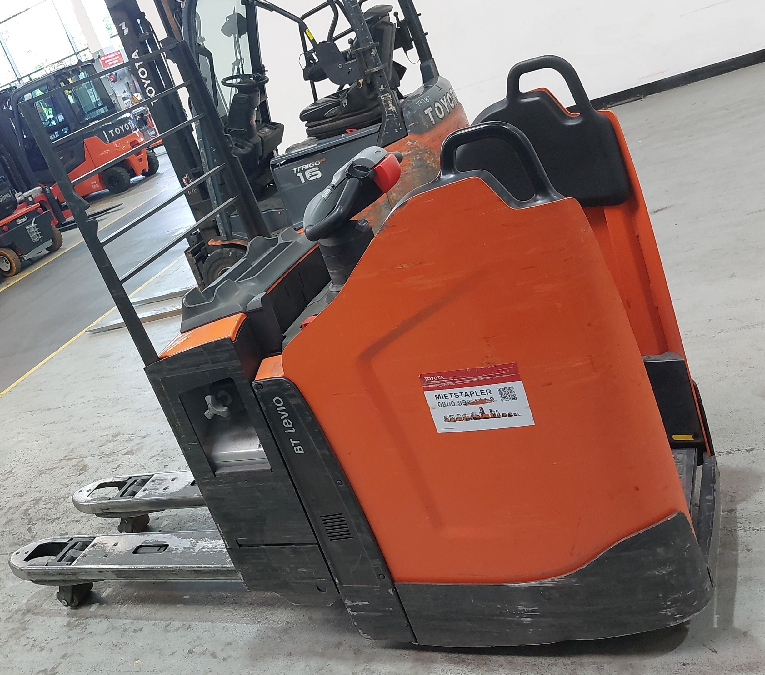 Elektrischer Niederhubwagen Toyota LPE250 (BJ: 2021)