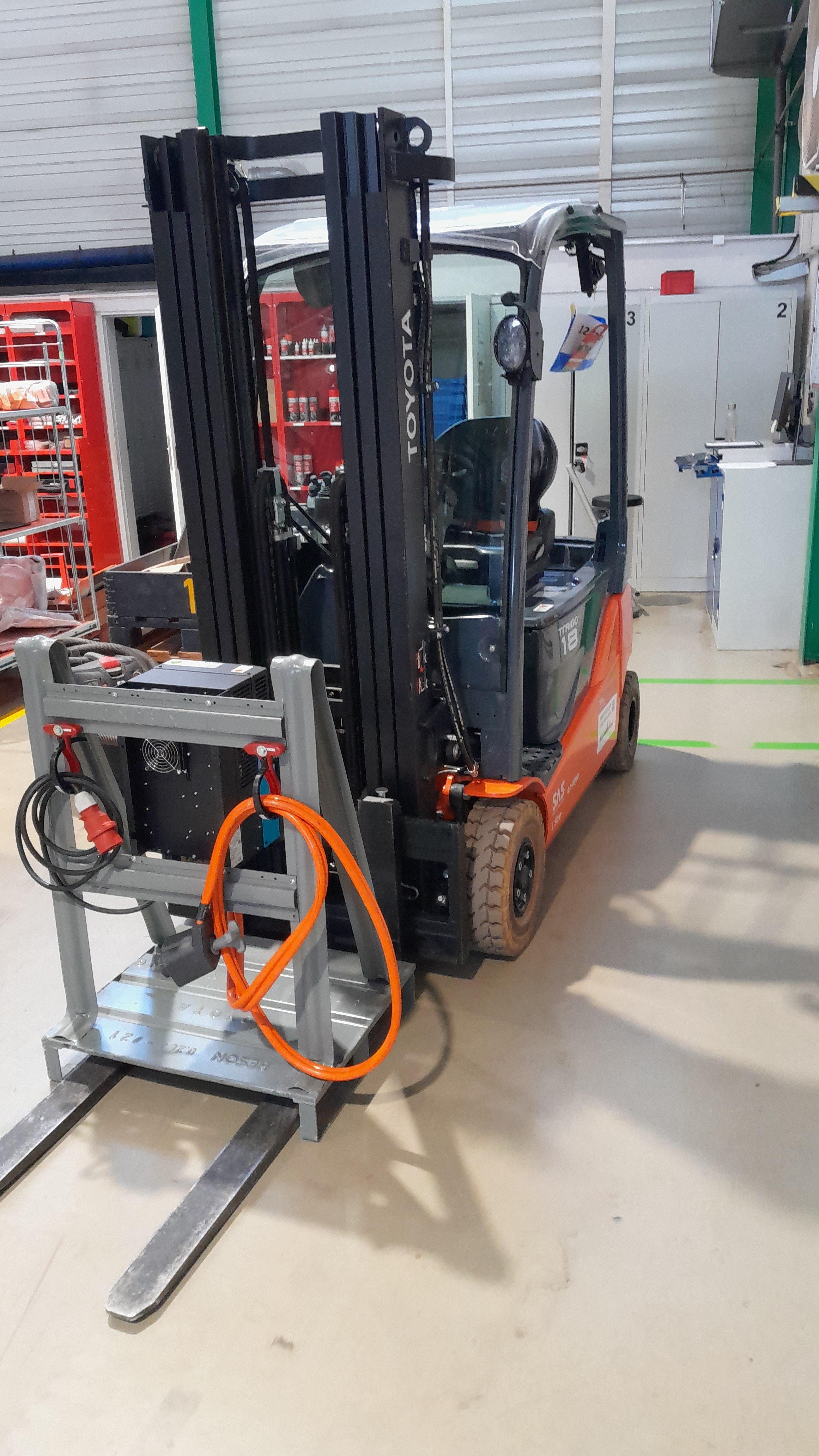 Elektro 4 Rad-Stapler Toyota 8FBM18T (BJ: 2021)