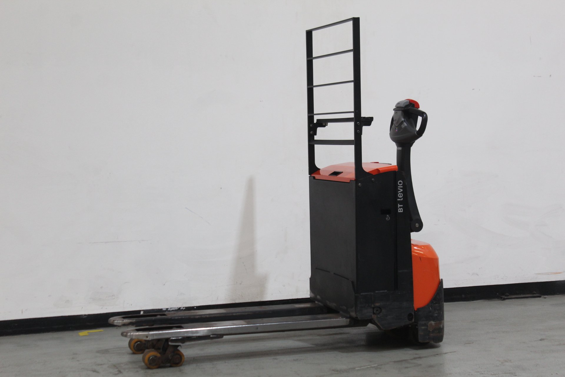 Elektrischer Niederhubwagen Toyota LWE160 (BJ: 2021)