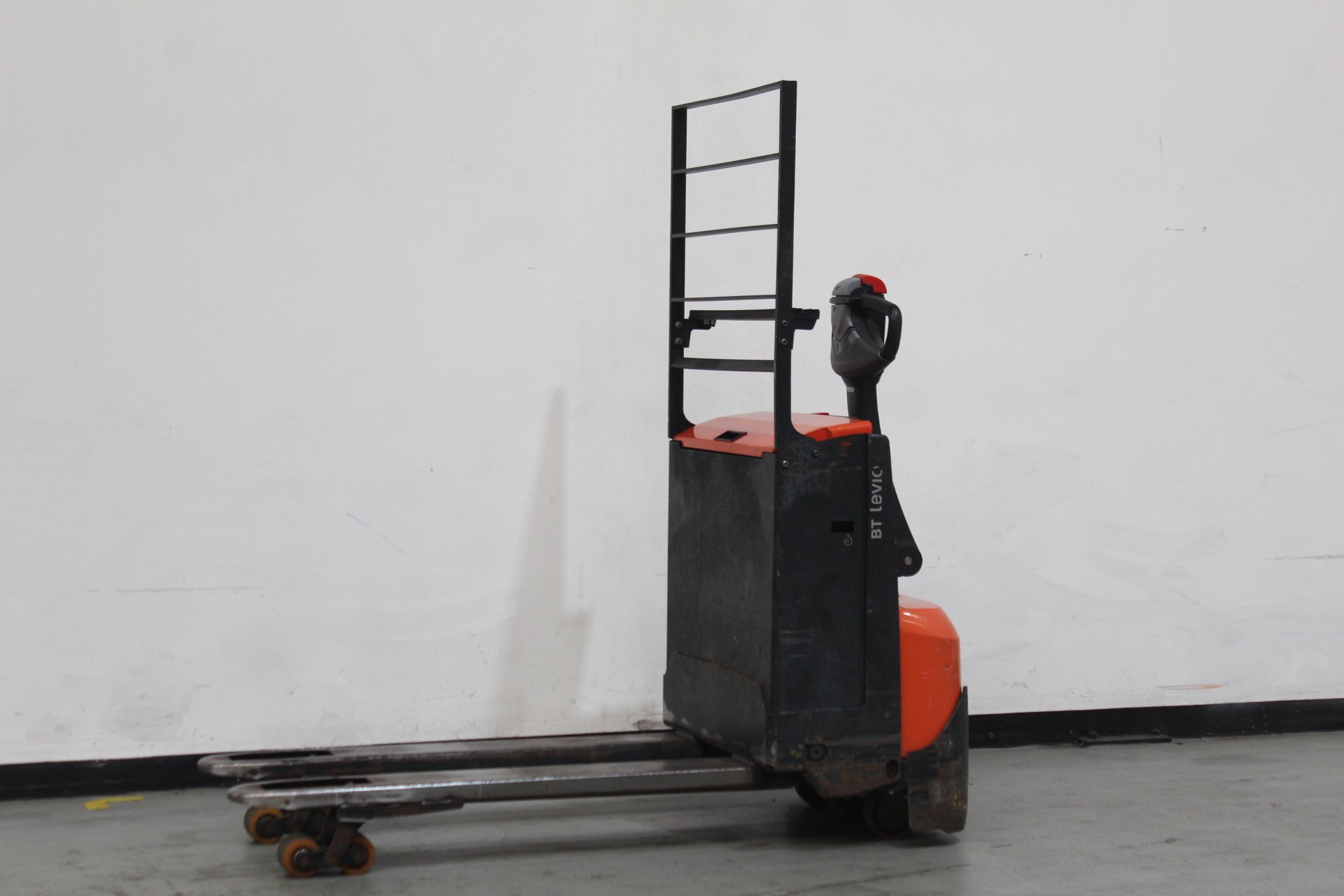 Elektrischer Niederhubwagen Toyota LWE160 (BJ: 2021)