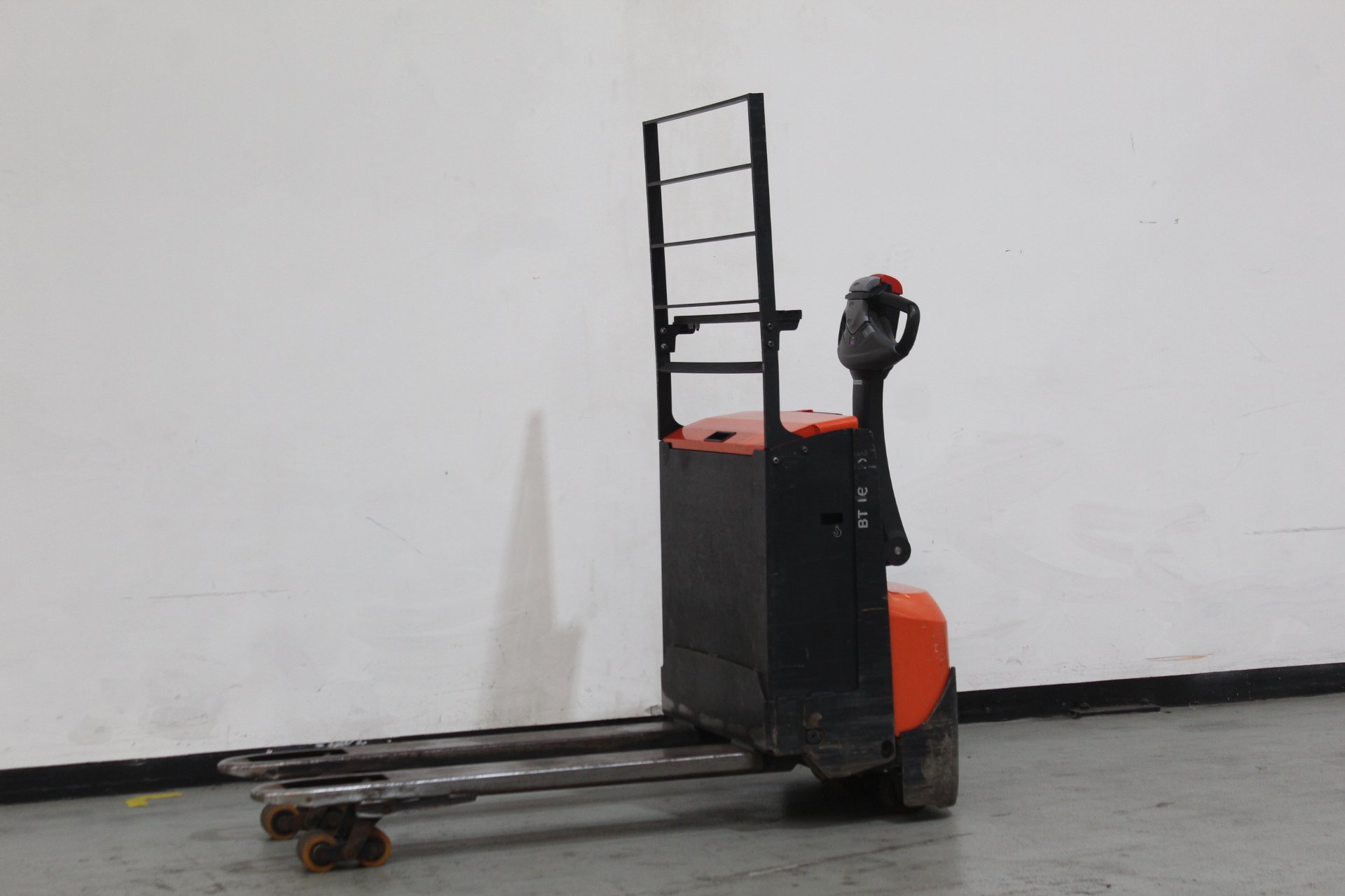 Elektrischer Niederhubwagen Toyota LWE160 (BJ: 2021)