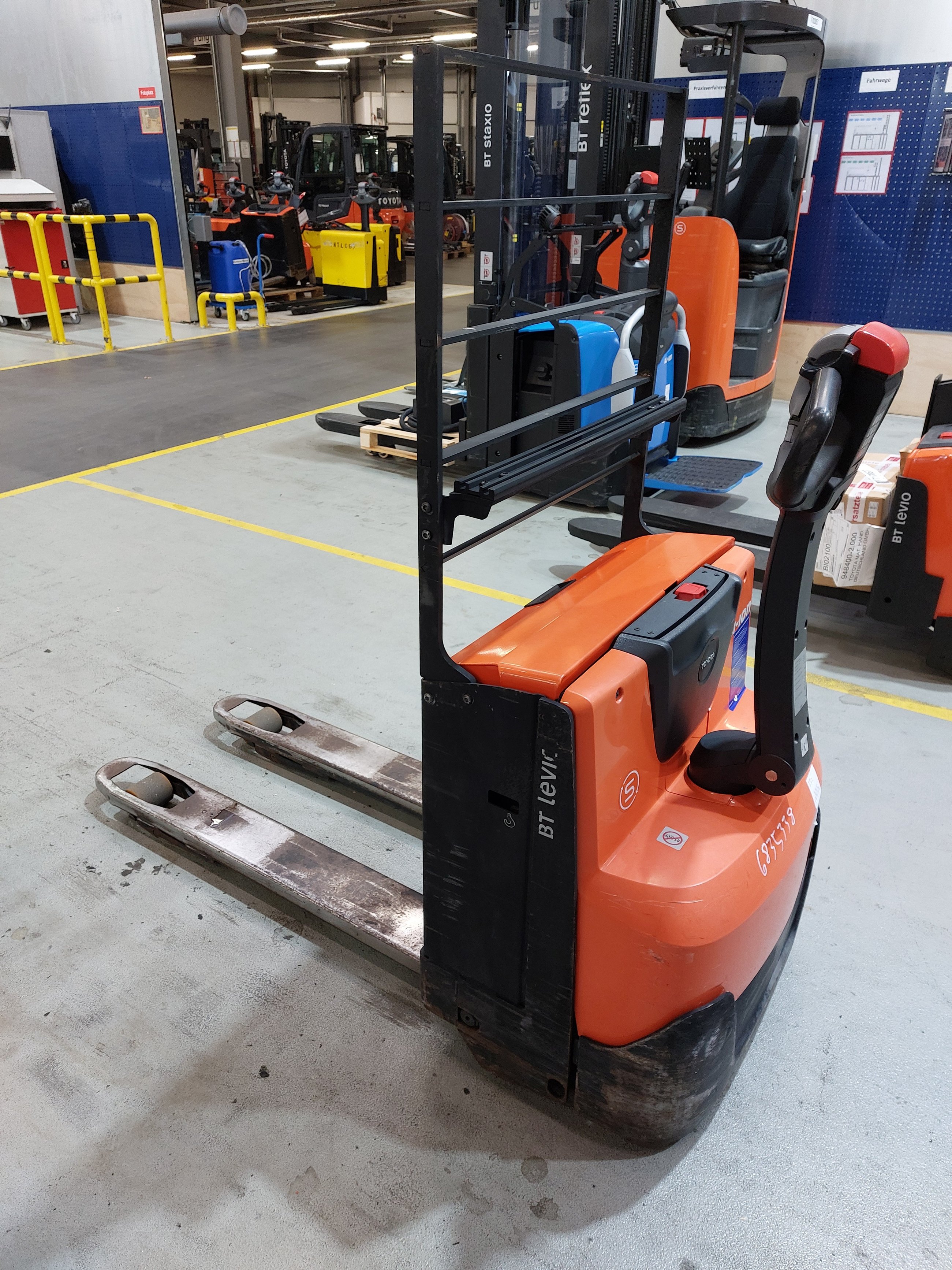 Elektrischer Niederhubwagen Toyota LWE160 (BJ: 2021)