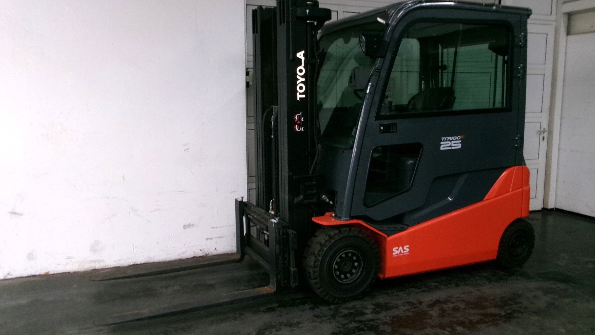 Elektro 4 Rad-Stapler Toyota 8FBMT25 (BJ: 2021)