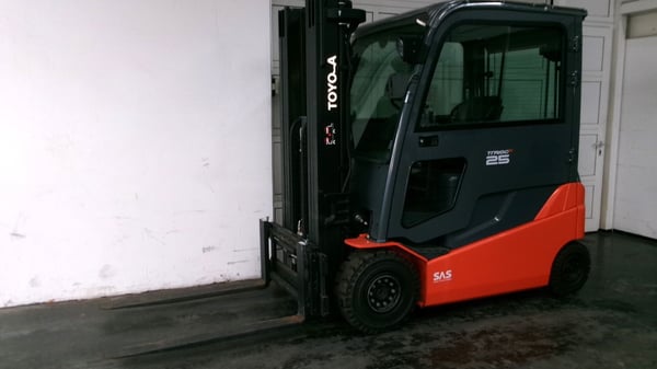 Elektro 4 Rad-Stapler Toyota 8FBMT25 (BJ: 2021)