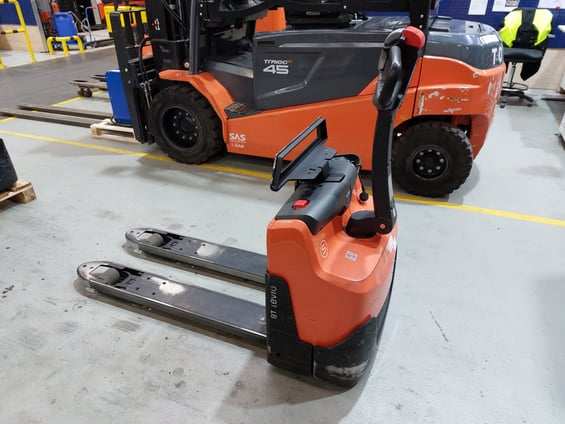 Elektrischer Niederhubwagen Toyota LWI160 (BJ: 2021)