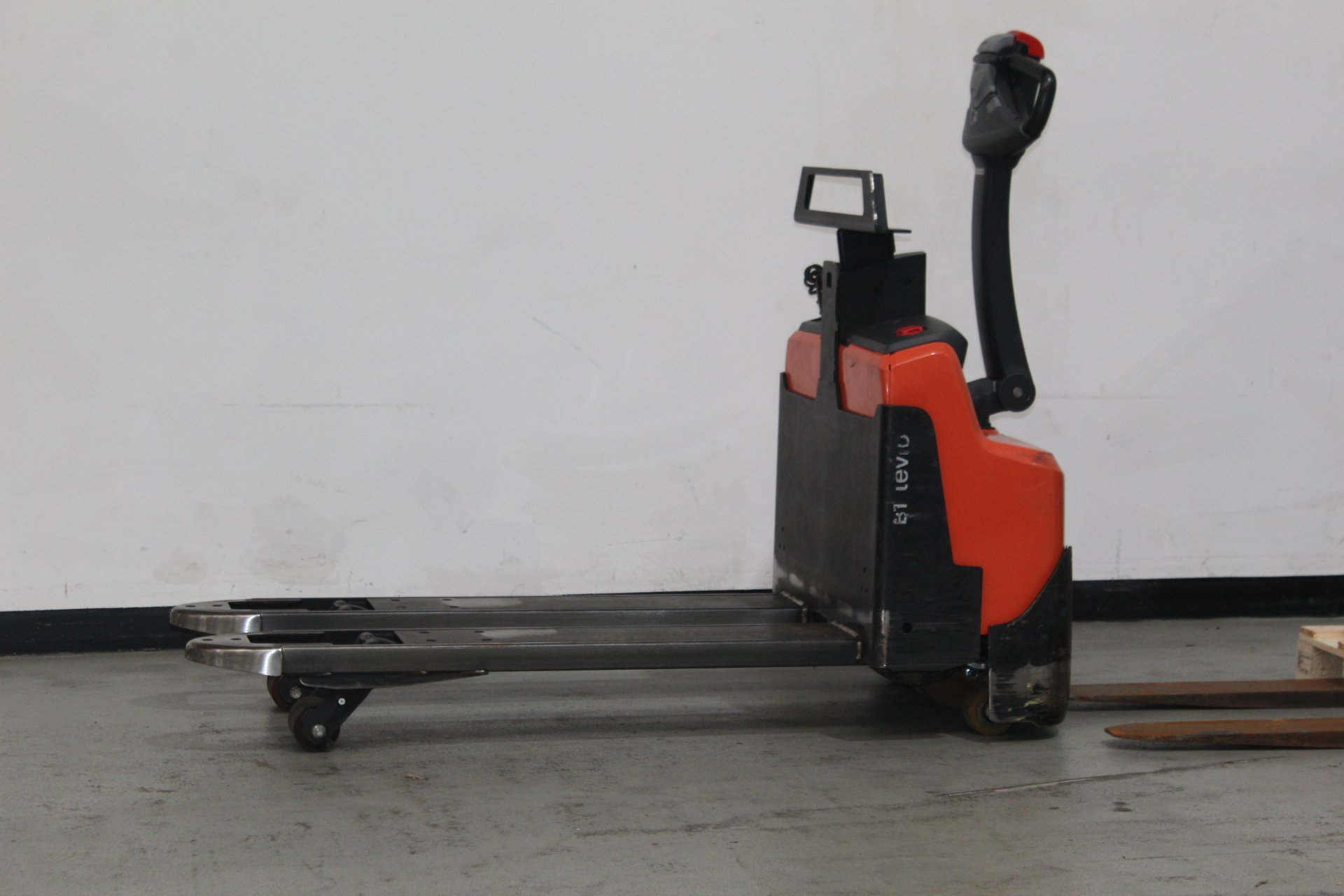 Elektrischer Niederhubwagen Toyota LWI160 (BJ: 2021)