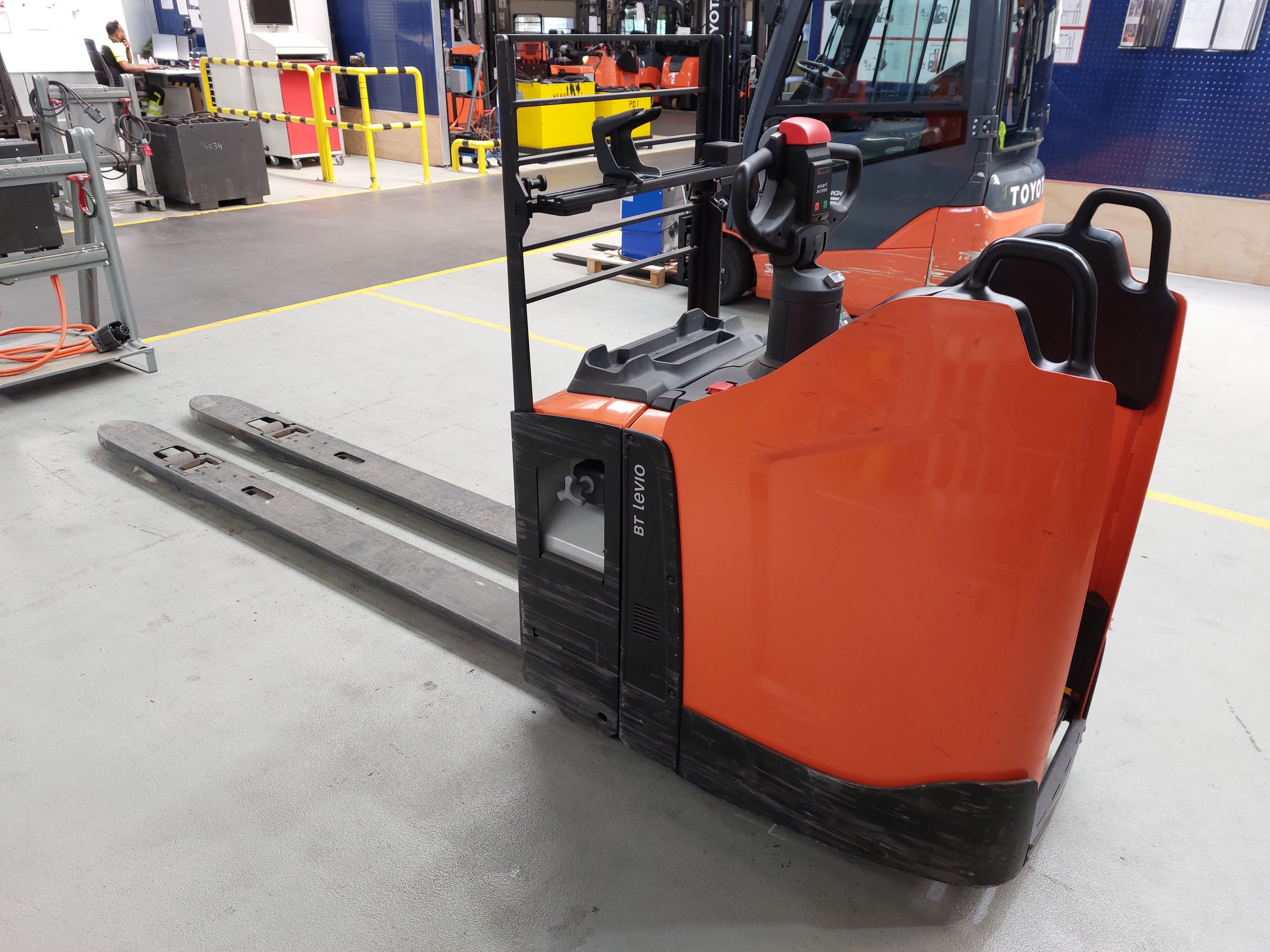 Elektrischer Niederhubwagen Toyota LPE200 (BJ: 2022)