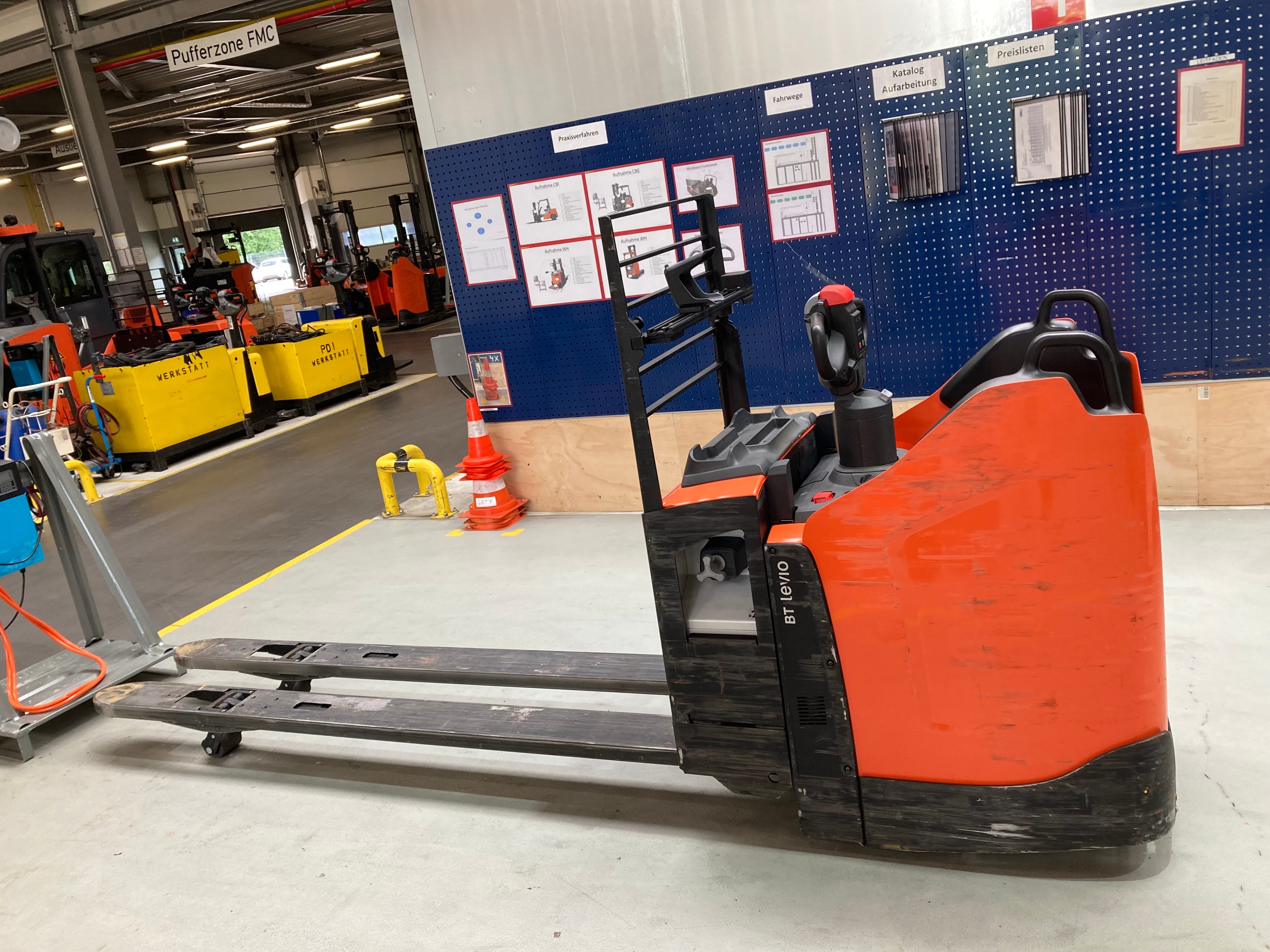 Elektrischer Niederhubwagen Toyota LPE200 (BJ: 2022)