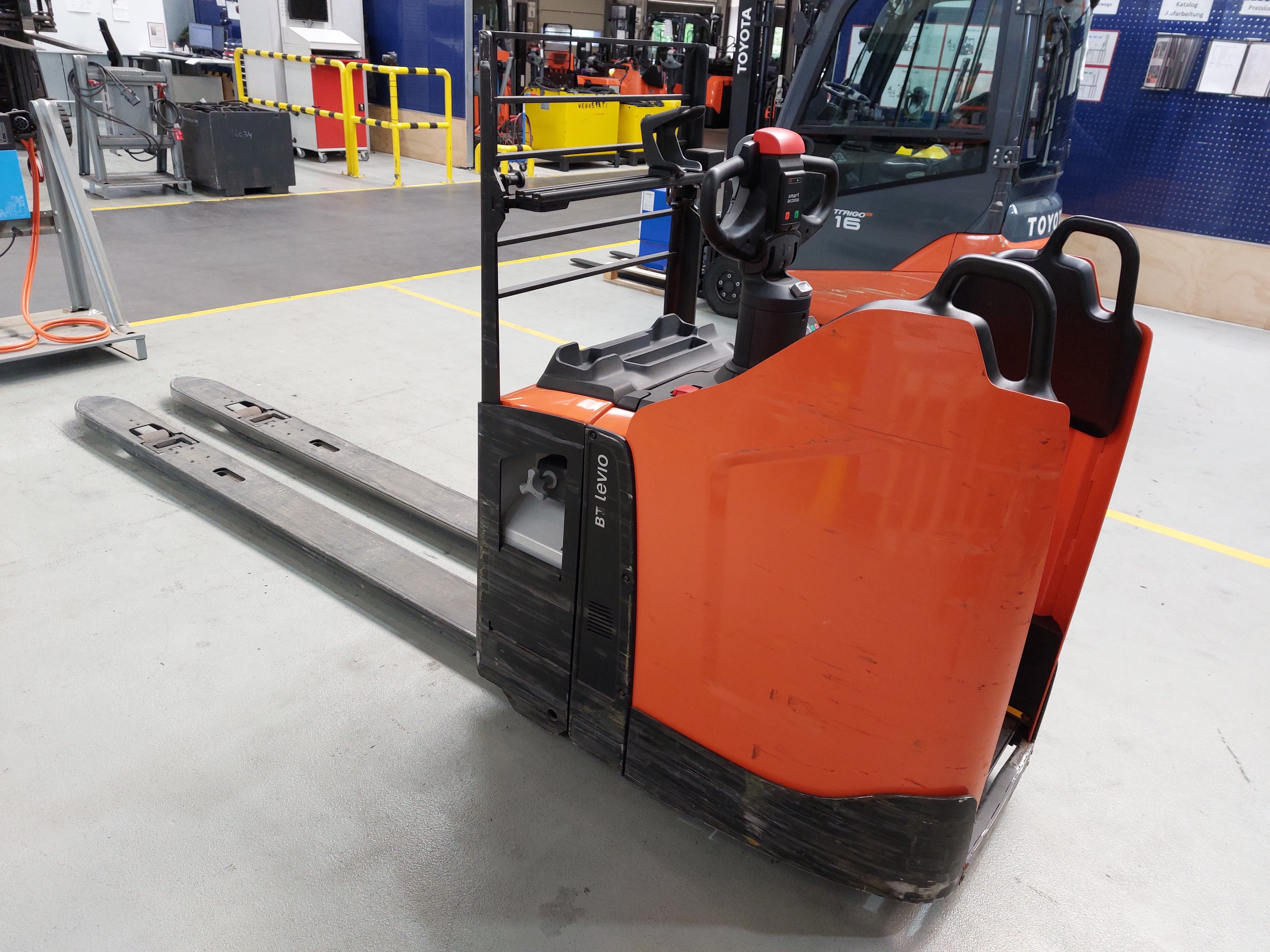 Elektrischer Niederhubwagen Toyota LPE200 (BJ: 2022)