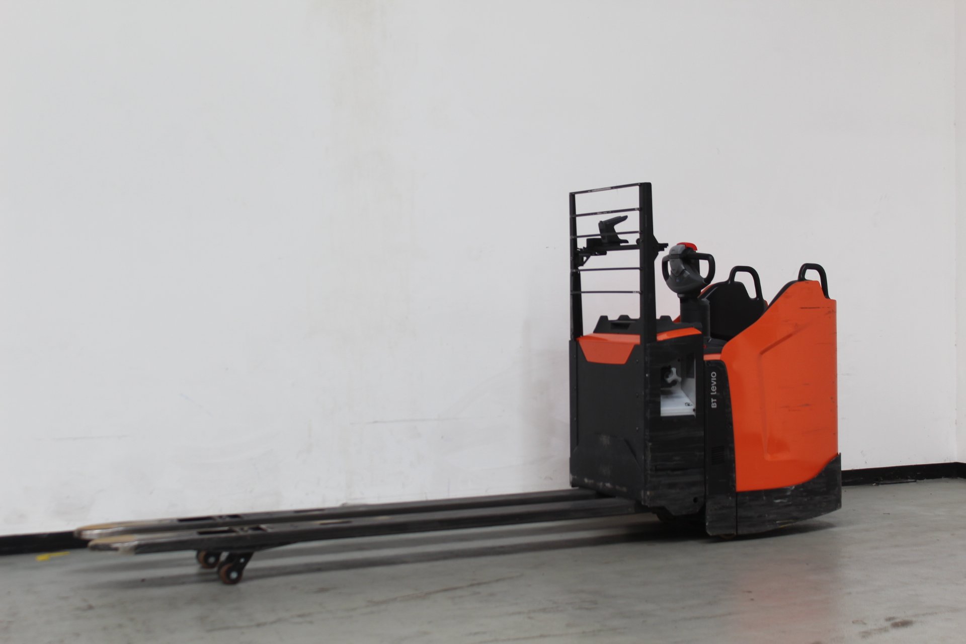 Elektrischer Niederhubwagen Toyota LPE200 (BJ: 2022)