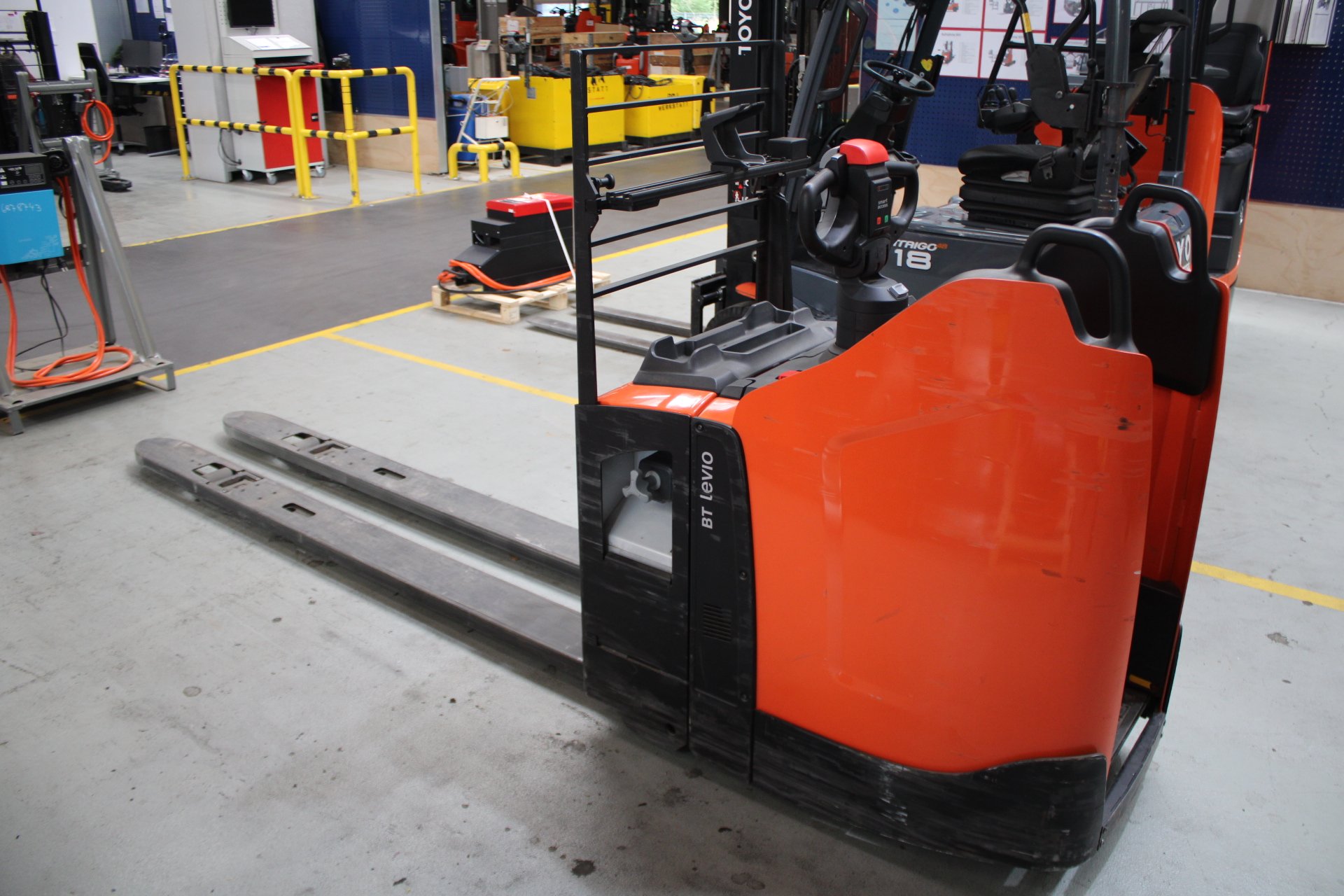 Elektrischer Niederhubwagen Toyota LPE200 (BJ: 2022)