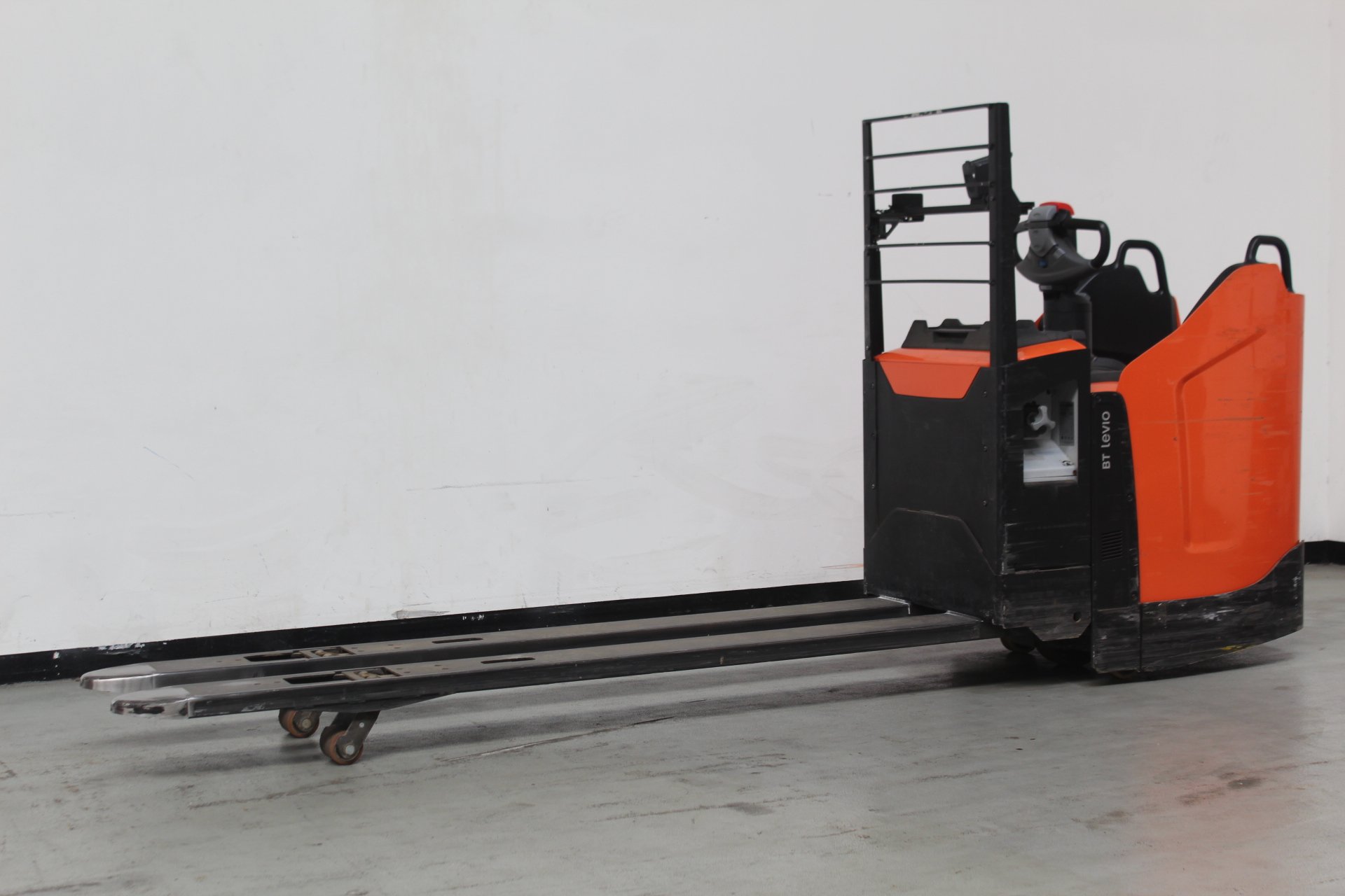 Elektrischer Niederhubwagen Toyota LPE200 (BJ: 2022)