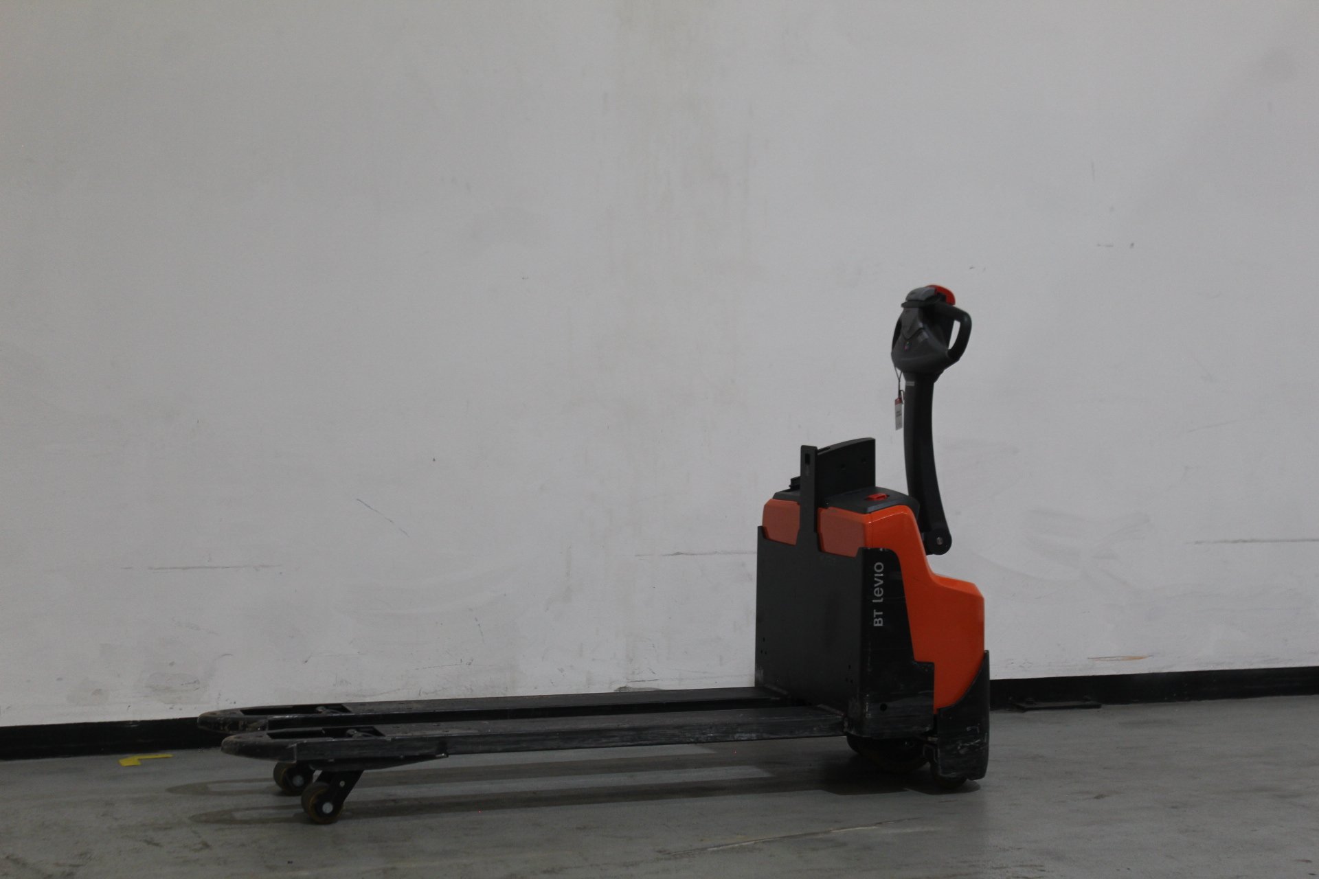 Elektrischer Niederhubwagen Toyota LWI160 (BJ: 2022)