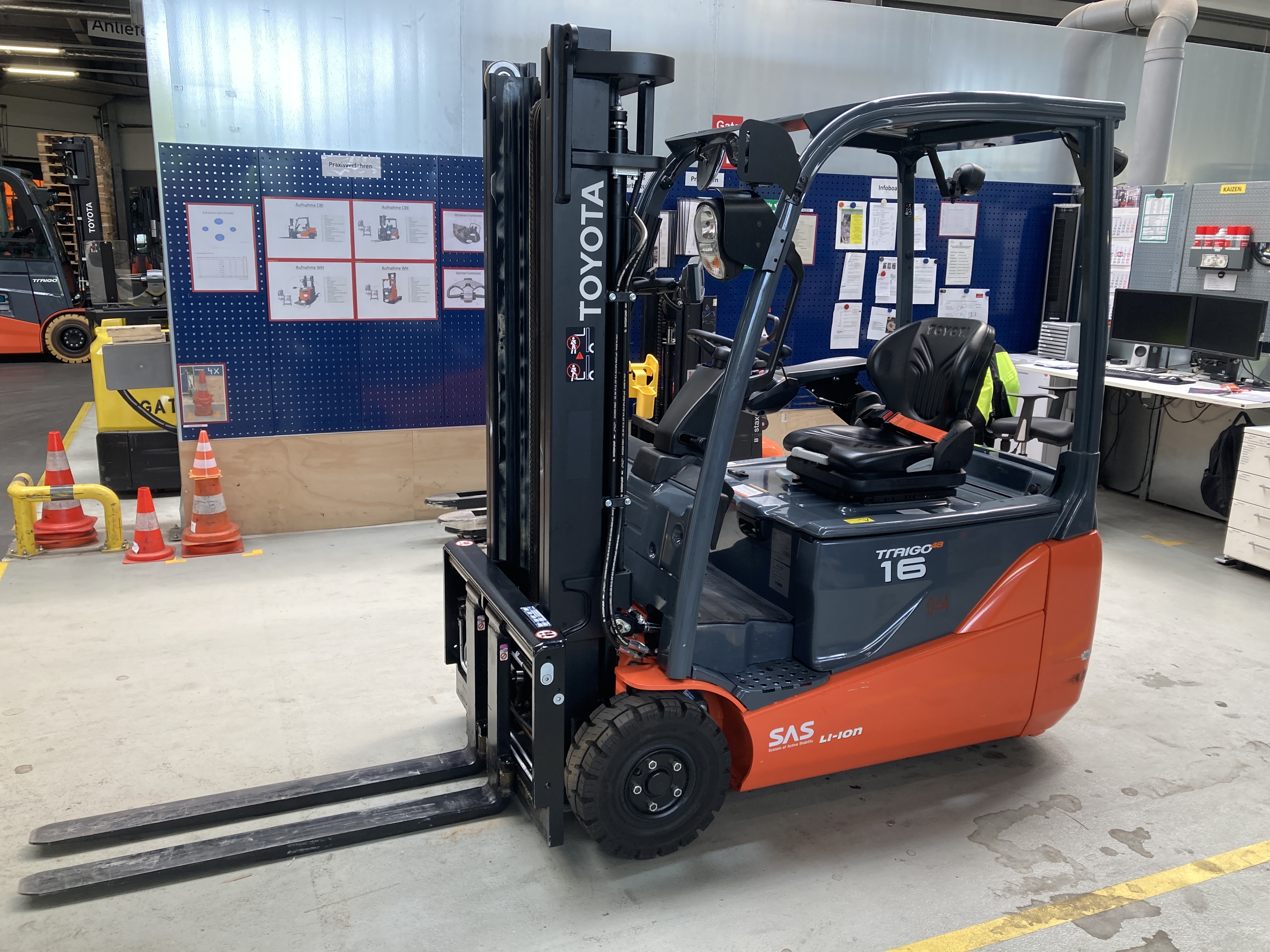 Elektro 3 Rad-Stapler Toyota 8FBE16T (BJ: 2022)