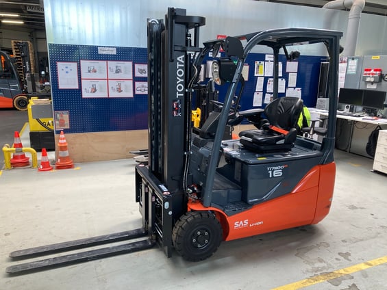 Elektro 3 Rad-Stapler Toyota 8FBE16T (BJ: 2022)
