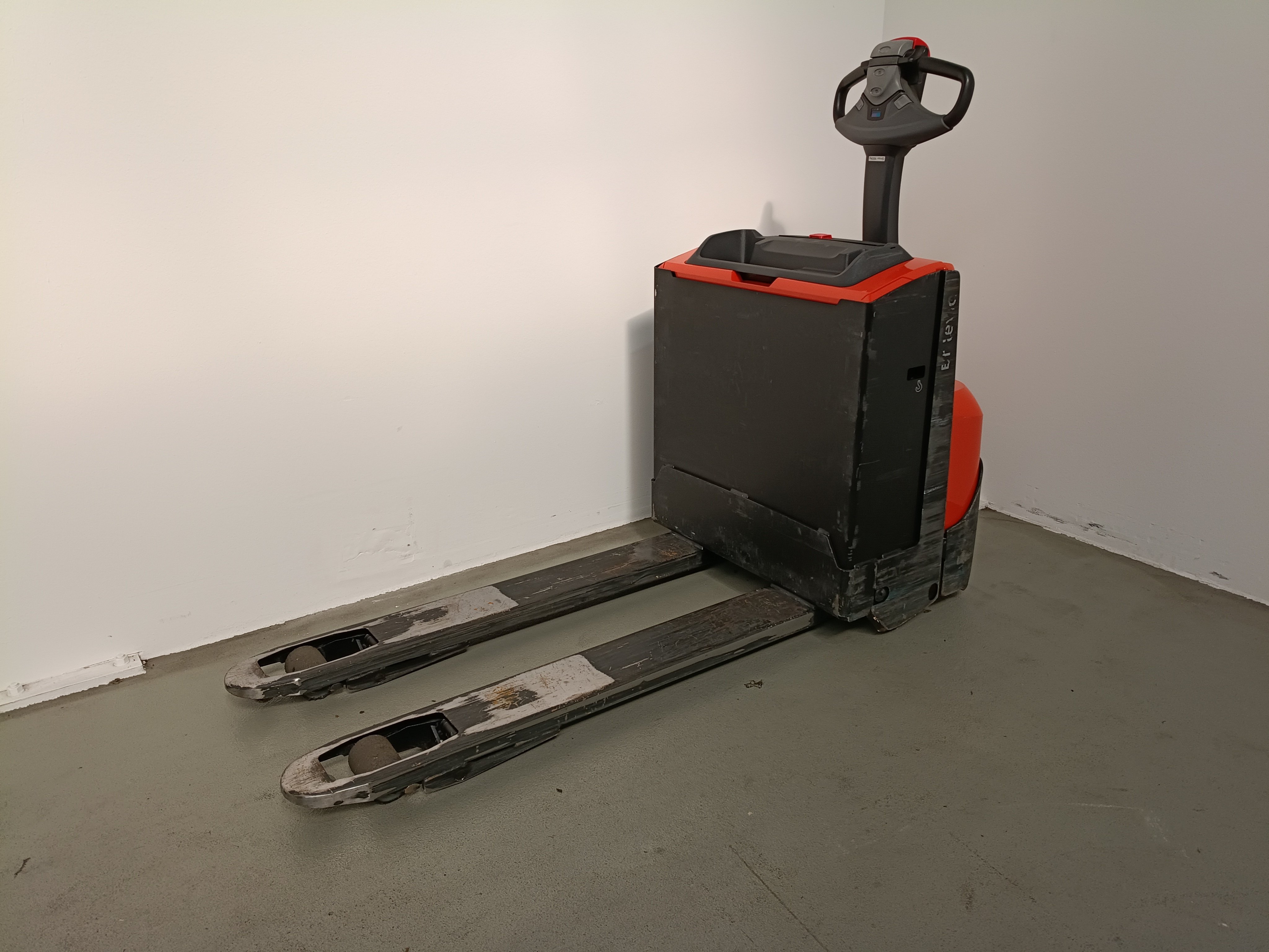 Elektrischer Niederhubwagen Toyota LWE160 (BJ: 2022)