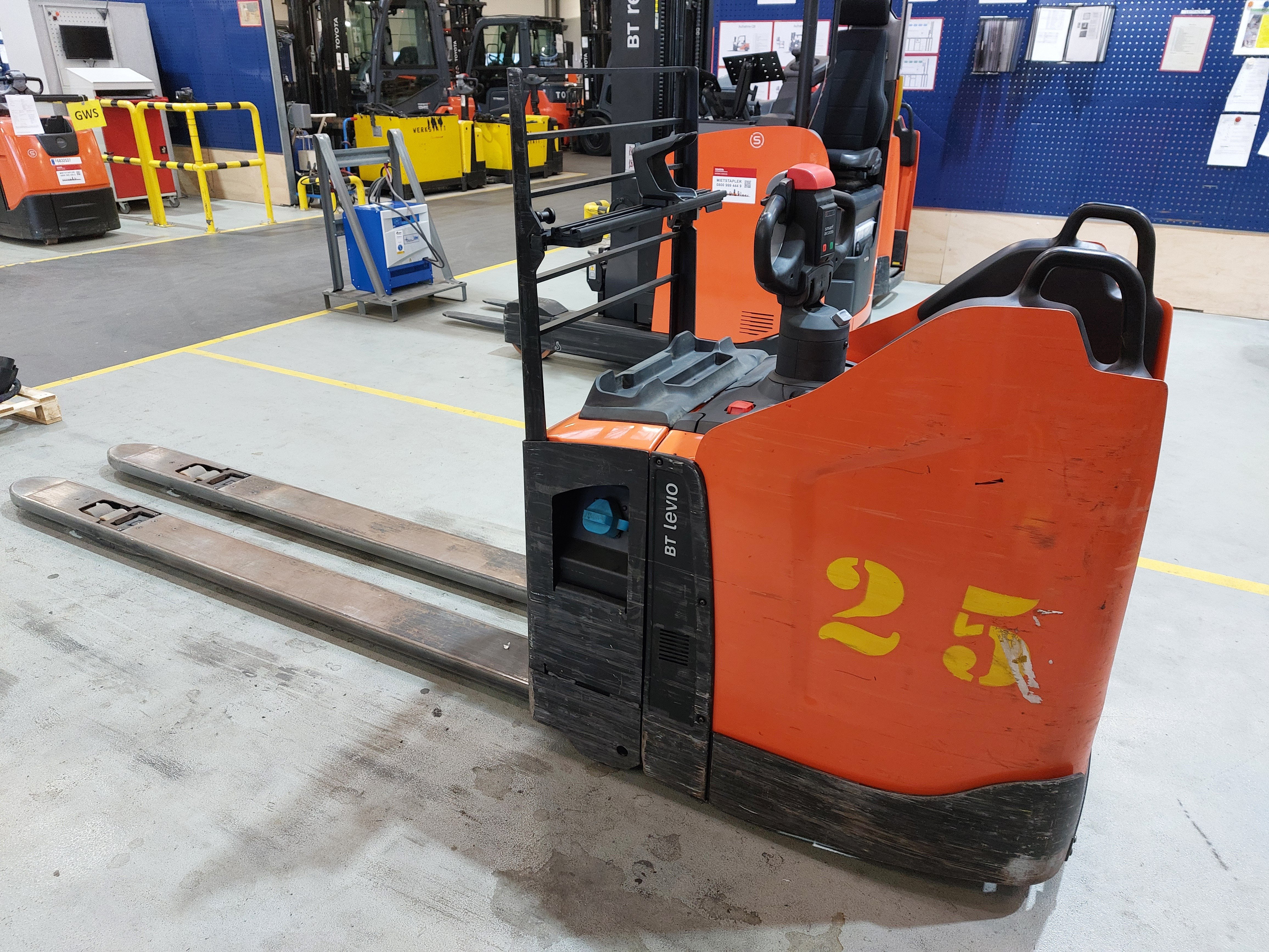 Elektrischer Niederhubwagen Toyota LPE250 (BJ: 2023)