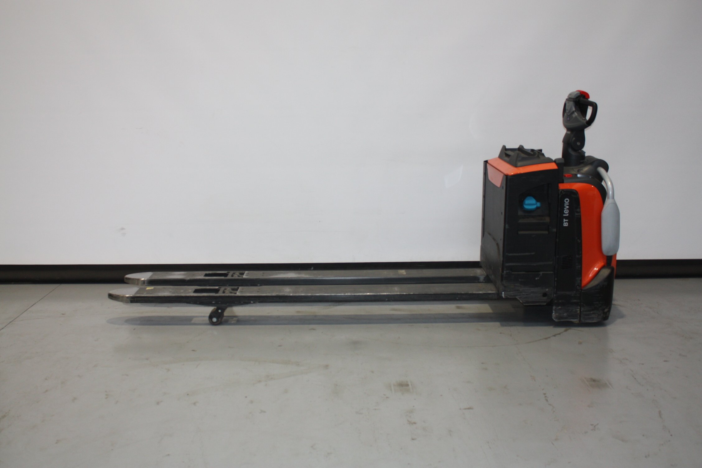 Elektrischer Niederhubwagen Toyota LPE250 (BJ: 2023)