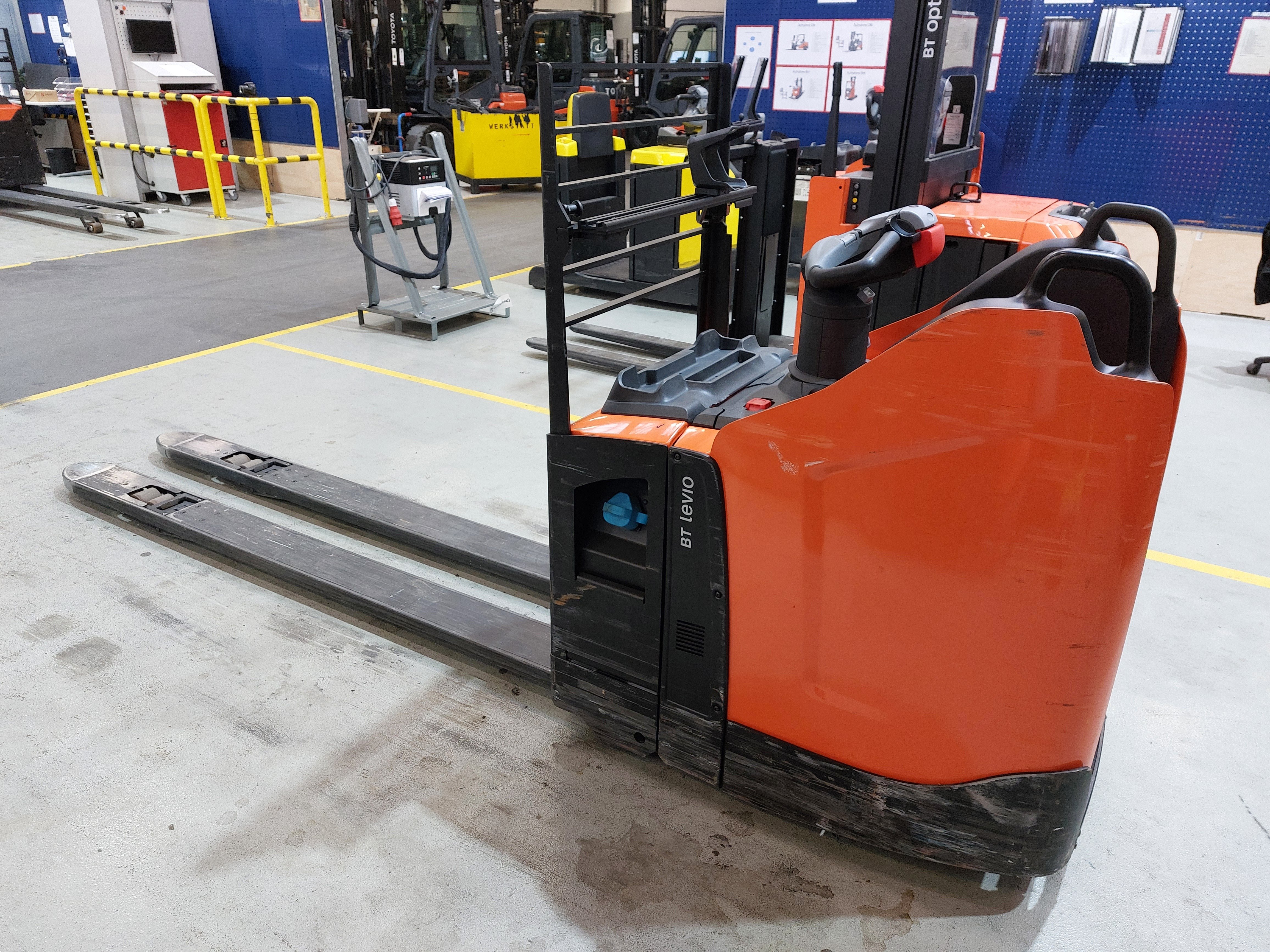 Elektrischer Niederhubwagen Toyota LPE250 (BJ: 2023)