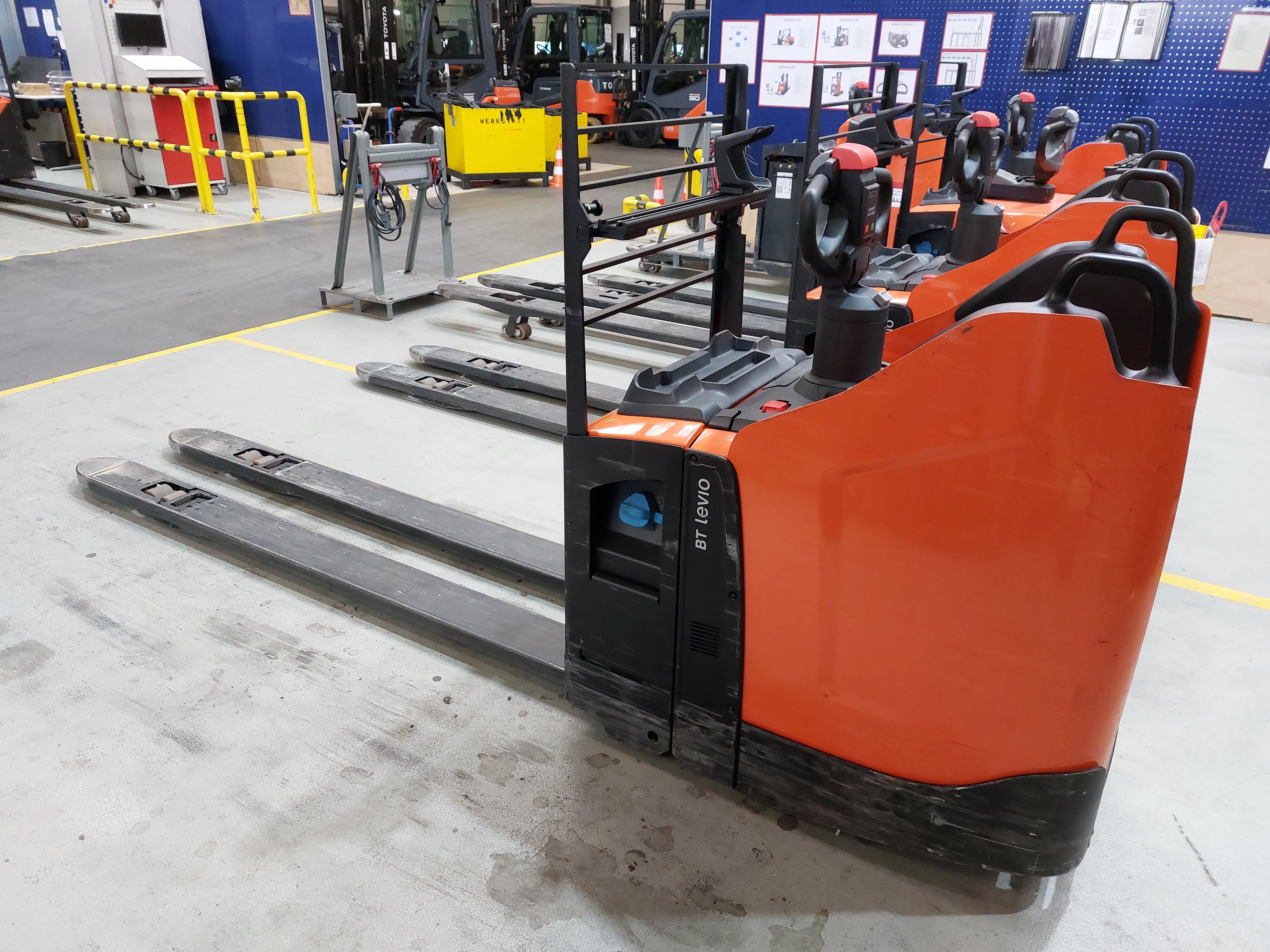 Elektrischer Niederhubwagen Toyota LPE250 (BJ: 2023)