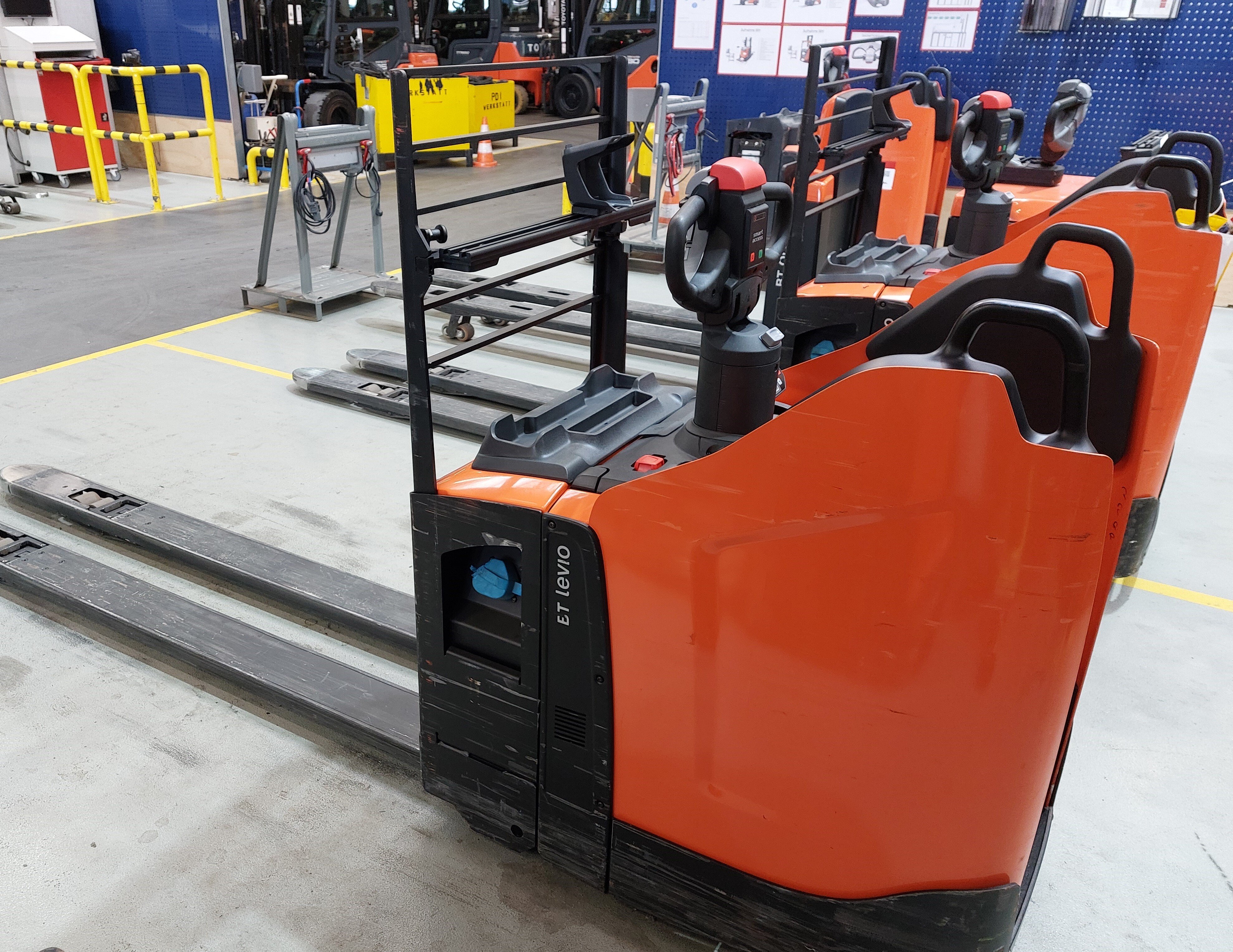 Elektrischer Niederhubwagen Toyota LPE250 (BJ: 2023)