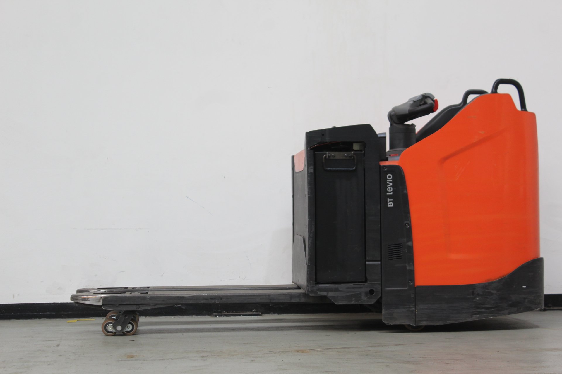 Elektrischer Niederhubwagen Toyota LPE220 (BJ: 2023)