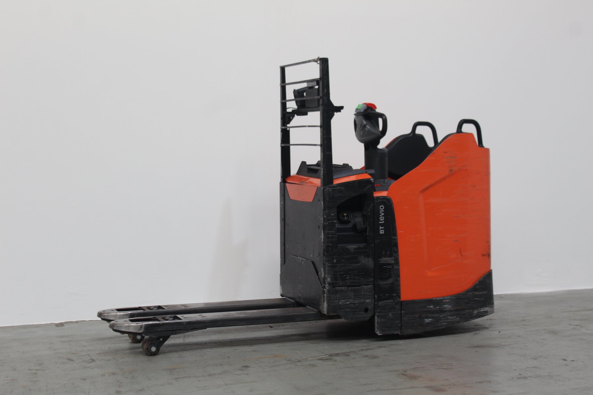 Elektrischer Niederhubwagen Toyota LPE200 (BJ: 2024)