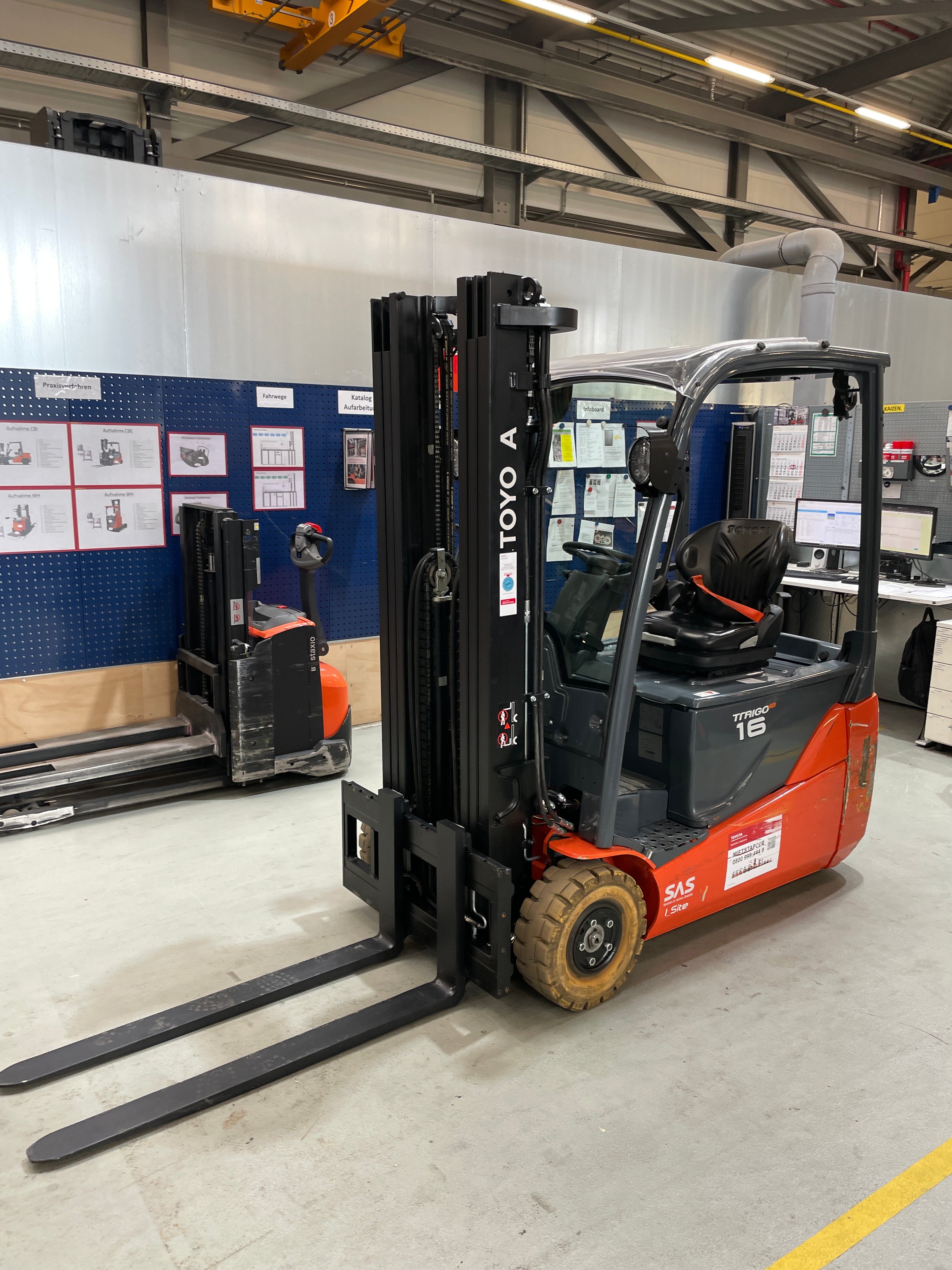 Elektro 3 Rad-Stapler Toyota 8FBE16T (BJ: 2024)
