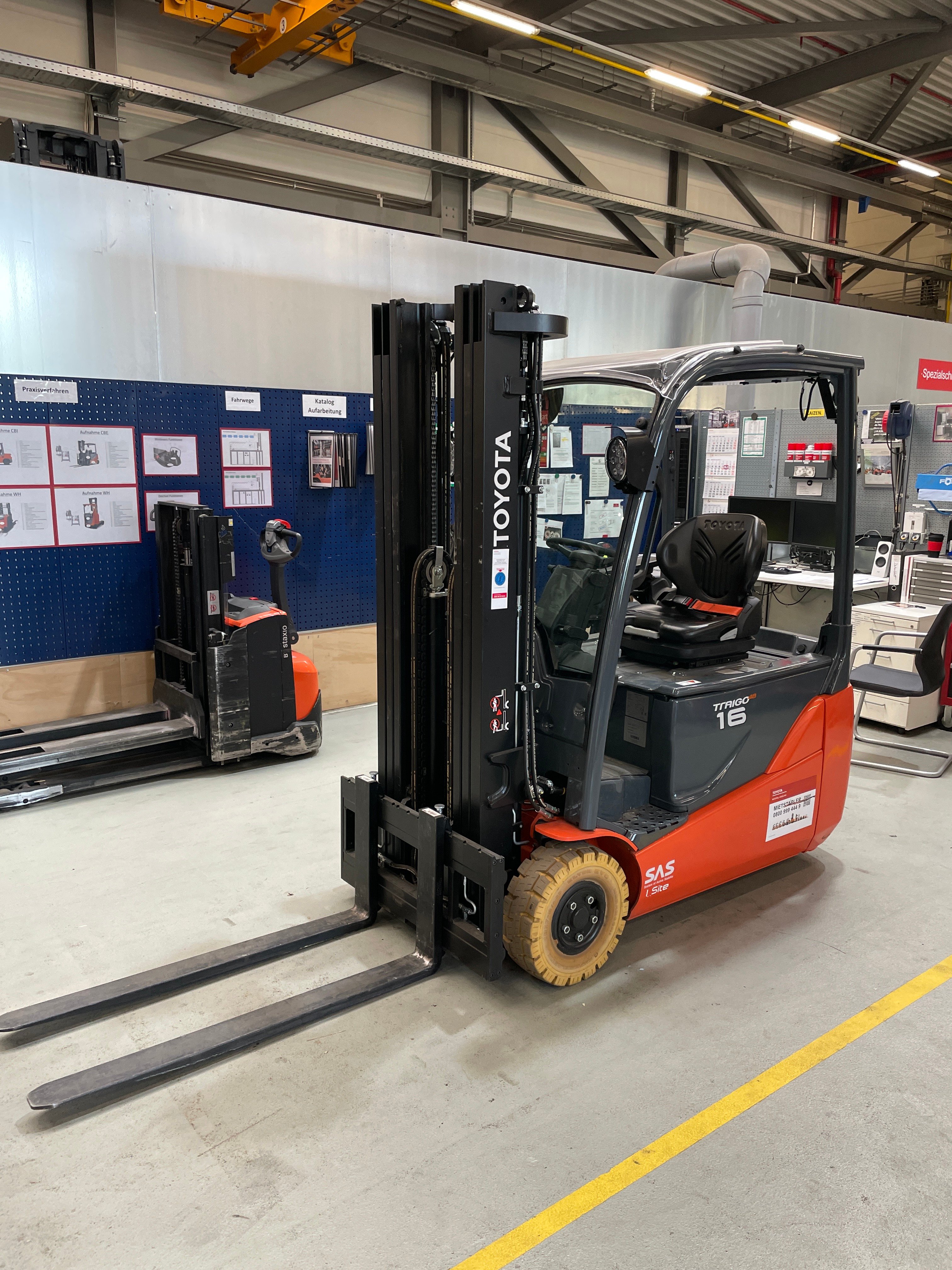 Elektro 3 Rad-Stapler Toyota 8FBE16T (BJ: 2024)