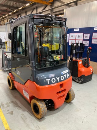 Elektro 4 Rad-Stapler Toyota 8FBM20T (BJ: 2024)